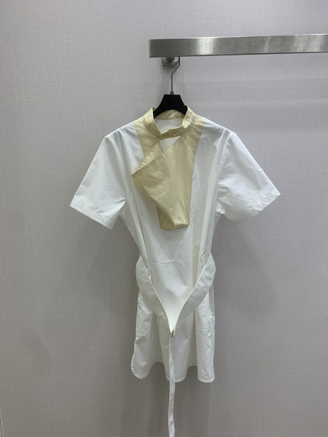 NO:829691,Highly recommended 26 spring and summer new color-blocked belted short-sleeved dress. Off-white + light apricot contrasting design with built-in memory points, metal buckle details on the neckline; loose short-sleeved version to modify the shoulder line, belt to tighten the waist and raise the waistline, easy to wear with good proportions. One color SMLXL code, high quality ABC,,skirts,T-shirt,19860909强烈推荐 26春夏新款 拼色腰带短袖连衣裙 米白+浅杏撞色设计自带记忆点,领口金属扣细节拉满；宽松短袖版型修饰肩线,腰带收腰拉高腰线,轻松穿出好比例 一个色 SMLXL码 高品质ABC,,skirts,T-shirt,,Women's clothing