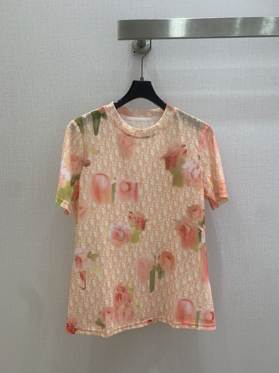 NO:831781,Highly recommended 26 spring and summer new style floral mesh short-sleeved top with Monograw penetration printing, high-end atmosphere, soft and stretchy, very comfortable, full of high-end sense of wear, semi-transparent, innovative fabric, light and soft, the real thing is very good!  Tight fit to show your figure. The upper body is fashionable and versatile, and looks good in outfits. High-quality workmanship. Pay attention to the details. One color SML code. High-quality ABC, T-shirt,19860909强烈推荐 26春夏新款 花卉网纱短袖上衣 Monograw渗透印花 高级大气 柔软弹力很舒服 满满的穿搭高级感 半透视 创新面料 轻盈柔软 实物非常赞！紧身显身材 上身洋气百搭,穿搭好看 高品质做工看细节 一个色 SML码 高品质ABC,,T-shirt,,Women's clothing