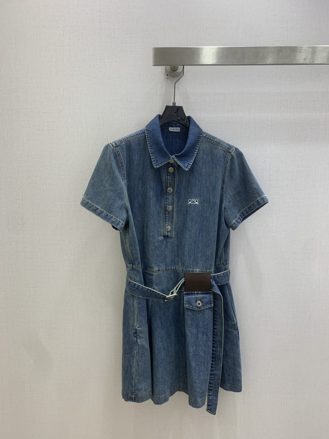NO:829959,Highly recommended 26 spring and summer new style pleated denim belt dress. High-end production ~ super fashionable new denim denim. The fermentation-washed personalized color upper body is cool and sassy. It is made of customized high-quality twill cotton washed denim fabric, with fine texture and natural cotton feel. The fermentation-washed color is a classic color that is not picky, super beautiful!  The details and workmanship are super good, new products are in stock, open the box and grab them. One color SML code, high quality ABC, skirts,19860909强烈推荐 26春夏新款 压褶牛仔腰带连衣裙 高版出品~超时髦新款丹宁牛仔 酵洗个性色调上身又酷又飒爽 采用定制高品质斜纹棉质水洗牛仔面料,纹理细腻,棉感自然,酵洗色不挑人的经典色,超级漂亮！细节做工超级好,新品现货开箱开抢 一个色 SML码 高品质ABC,,skirts,,Women's clothing