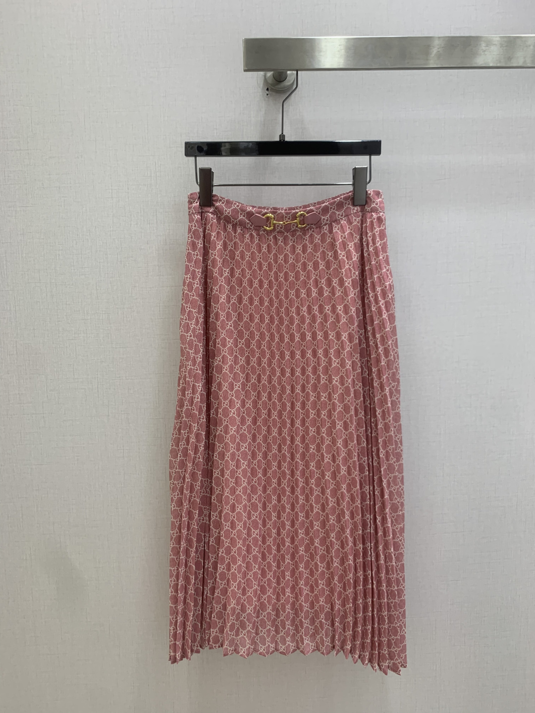 NO:829940,Highly recommended 26 spring and summer new style. Presbyopic lace-up shirt. Presbyopic horsebit pleated long skirt. Batch separately. A cute style, full of small details. Exquisite workmanship. Age-reducing fashion. Good hold style. Won the hearts of fairies. Soft and textured. Classic work. One color, SML code high quality, skirts, shirts,19860909强烈推荐 26春夏新款 老花系带衬衫老花马衔扣百褶长半裙 分开批 可A可乖的风格,满满小细节太加分了.做工精致 减龄时尚 好HOLD住造型 深得仙女心 柔软有质感 经典之作 一个色 SML码高品,,skirts,shirts,,Women's clothing
