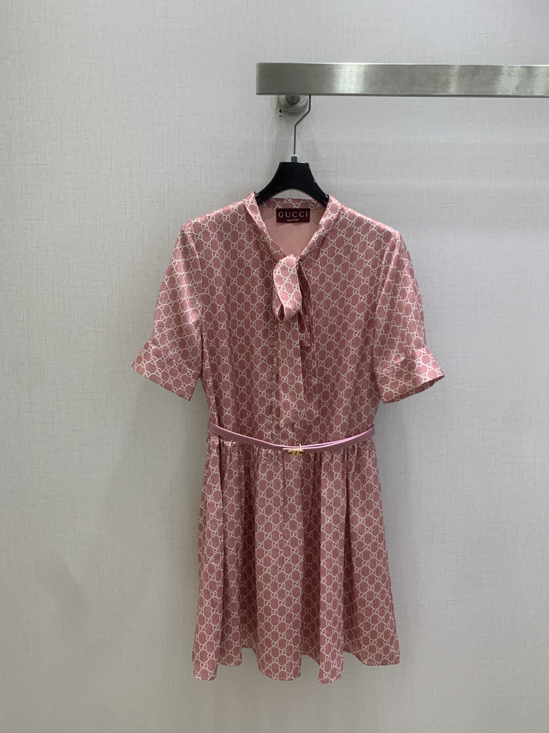 NO:829912,Highly recommended 26 spring and summer new style presbyopia belt dress, retro and fashionable, low-key temperament and luxurious and high-end!  The styles are versatile and not picky, customized technical fabrics, workmanship quality depends on the details. Bai Fumei is a must-have!  One color SML code high quality ABC,,skirts,19860909强烈推荐 26春夏新款 老花腰带连衣裙 复古时髦 低调气质又奢华高级！版型百搭不挑人,定制科技面料 做工品质看细节.白富美必入！一个色 SML码 高品质ABC,,skirts,,Women's clothing