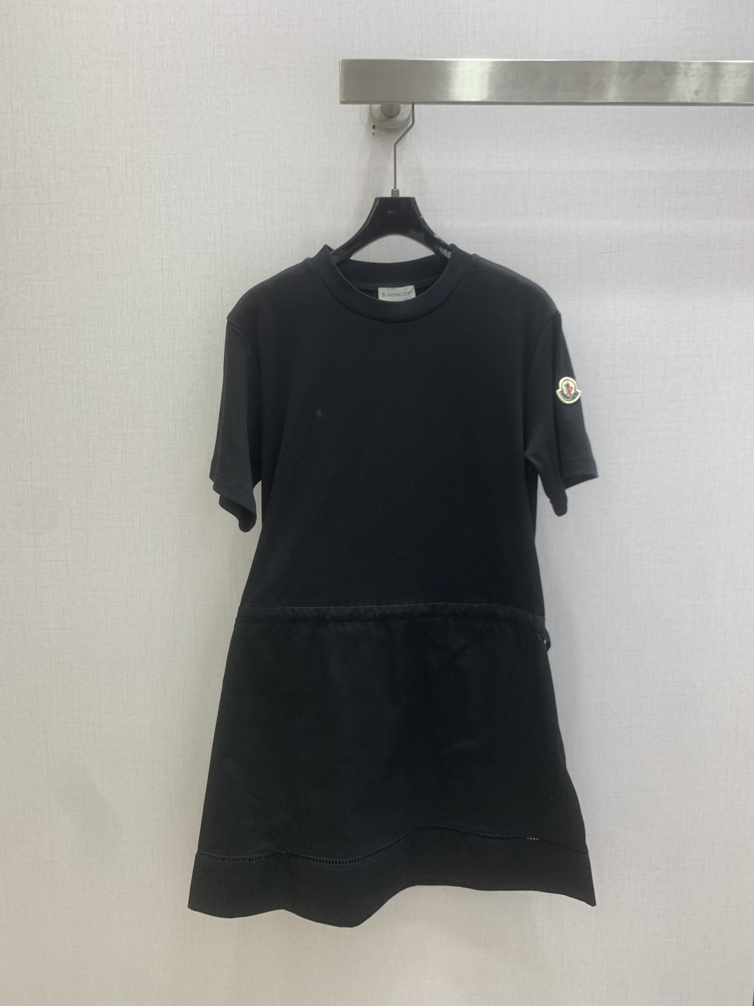 NO:829898,Highly recommended 26 spring and summer new style logo waisted short-sleeved dress, another fashionista’s favorite!  Every piece you get is full of surprises. Casual skirts, high-end fashion craftsmanship, perfect fit, no body type, practical and versatile. Combining comfort and functionality, highly recommended. Two colors, SML code, high quality ABC, skirts, T-shirts,19860909强烈推荐 26春夏新款 徽标收腰短袖连衣裙 又一款时尚达人的心头好！每一件到手都是惊喜满溢 休闲裙 高级时装工艺 版型绝绝子 不挑身材 实用百搭 舒适与功能相结合,强推入手.两个色 SML码 高品质ABC,,skirts,T-shirt,,Women's clothing