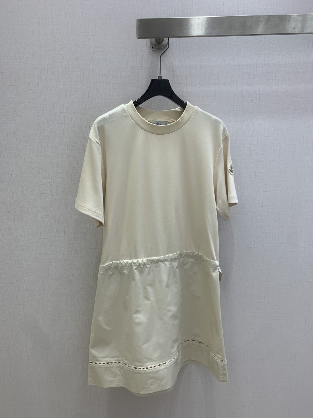 NO:829881,Highly recommended 26 spring and summer new style logo waisted short-sleeved dress, another fashionista’s favorite!  Every piece you get is full of surprises. Casual skirts, high-end fashion craftsmanship, perfect fit, no body type, practical and versatile. Combining comfort and functionality, highly recommended. Two colors, SML code, high quality ABC, skirts, T-shirts,19860909强烈推荐 26春夏新款 徽标收腰短袖连衣裙 又一款时尚达人的心头好！每一件到手都是惊喜满溢 休闲裙 高级时装工艺 版型绝绝子 不挑身材 实用百搭 舒适与功能相结合,强推入手.两个色 SML码 高品质ABC,,skirts,T-shirt,,Women's clothing