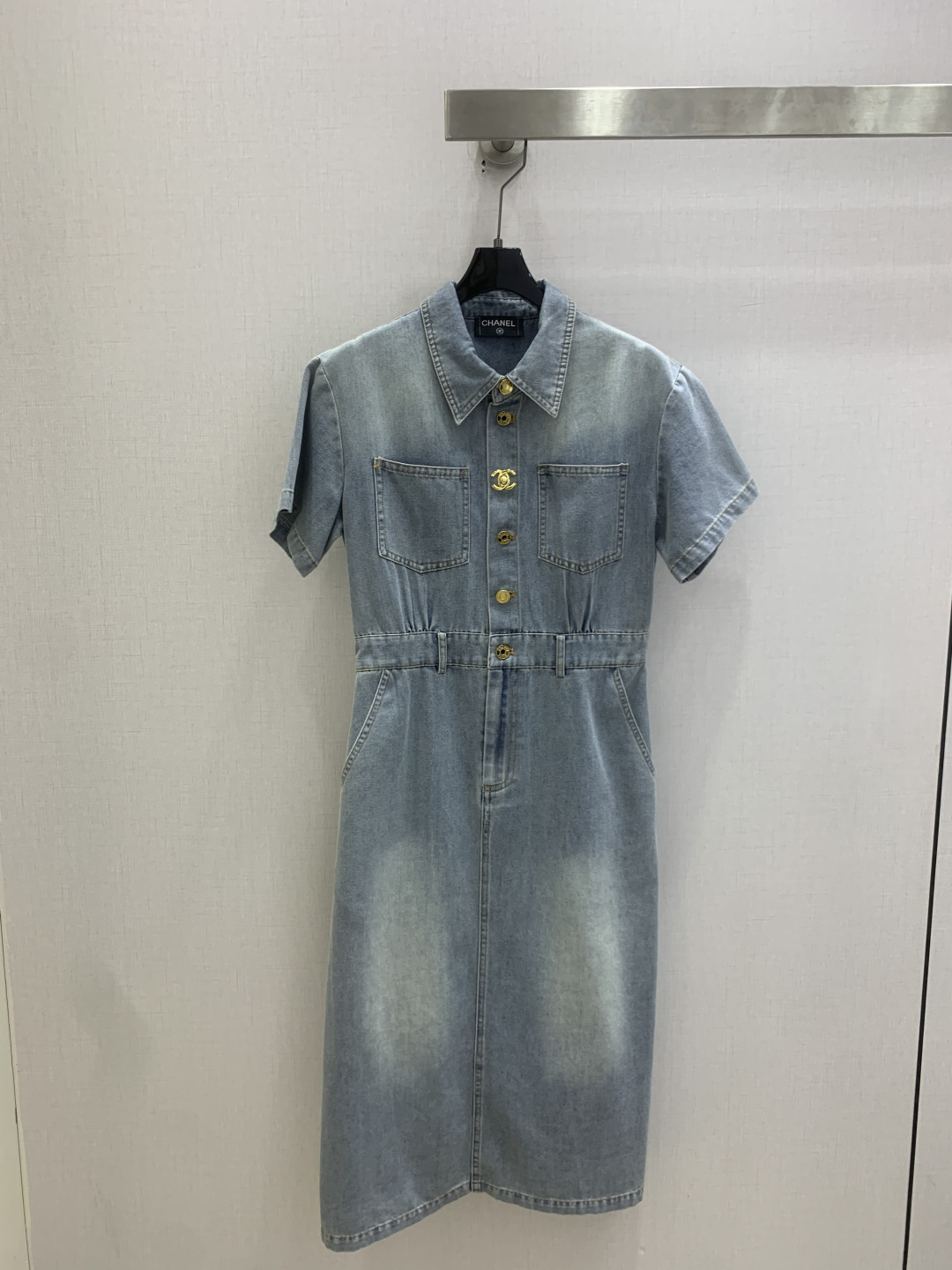 NO:829862,Highly recommended 26 spring and summer new style, hardware slit pocket denim dress, nostalgic series, plain denim with distressed effect, good appearance, versatile and worry-free, just a very clean feeling, a must-have for everyone, really great!  Washed denim cotton that feels very comfortable, aged and fermented style, one color SML code, high quality ABC,,skirts,19860909强烈推荐 26春夏新款 五金开衩口袋牛仔连衣裙 怀旧感系列 做旧效果素颜牛仔 高颜值 百搭无烦恼 就是很干净的感觉 人手必备 真的很赞！ 手感很舒服的洗水牛仔棉 做旧酵洗造型 一个色 SML码 高品质ABC,,skirts,,Women's clothing