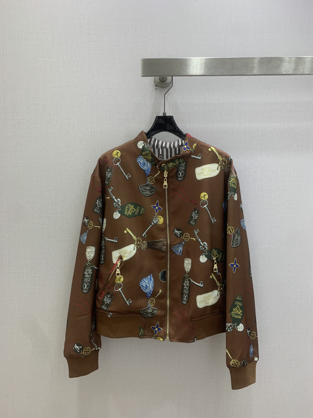 NO:829840,Highly recommended 26 spring and summer new style. Printed double-sided jacket. It is an instant hit after shipment. The special material has a sense of texture. Every small detail is paid great attention to. It has just the right sense of high-end. Three-dimensional tailoring makes the upper body of the garment more refined and western-style. The mold is customized for decoration. The real thing is amazing!  Fine workmanship, look at the details, one color SML code, high quality ABC,,jackets & coats,jackets & coats,19860909强烈推荐 26春夏新款 印花双面穿夹克外套 出货即爆单 特殊材质有肌理感 每个小细节都非常注重 恰到好处的高级感 立体剪裁 让成衣上身更为精致洋气 开模定制装饰 实物太赞啦！做工精细看细节 一个色 SML码 高品质ABC,,jackets & coats,jackets & coats,,Women's clothing