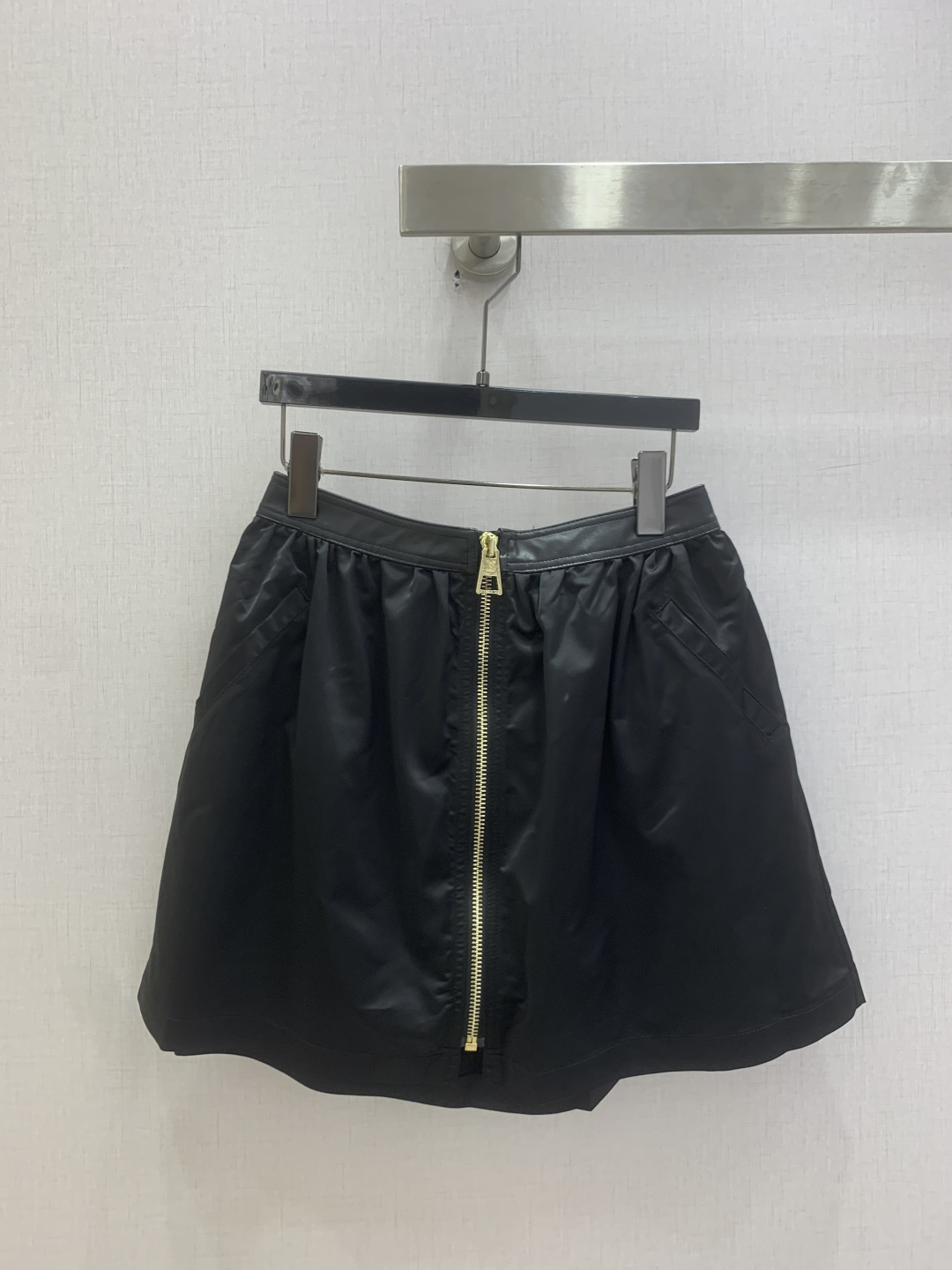 NO:829830,Highly recommended 26 spring and summer new style zipper pocket skirt. Customized metal zipper with own brand texture. A-line skirt with waist to hide the flesh and make you look slimmer. It perfectly combines the coolness of work clothes with elegant tailoring. It can be worn for daily commuting or light dating with a high-end texture. One color SMLXL code, high quality ABC,,skirts,19860909强烈推荐 26春夏新款 拉链口袋半裙 定制金属拉链自带品牌质感,收腰A字裙摆藏肉显瘦,将工装酷感与优雅剪裁完美融合,日常通勤或轻约会都能穿出高级质感.一个色 SMLXL码 高品质ABC,,skirts,,Women's clothing