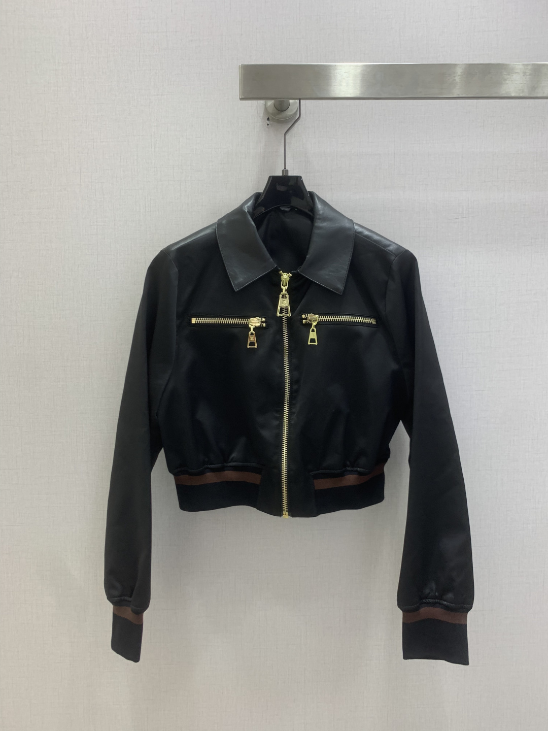 NO:829819,Highly recommended 26 spring and summer new style lapel zipper jacket. The neat black color collides with the exquisite gold buckle, and the leather lapel injects a sophisticated aura. The customized metal zipper has its own brand texture, the contrasting ribbing on the waist and abdomen accurately outlines the waistline, and the cuffs echo the same color details. The overall combination perfectly combines the coolness of work clothes with elegant tailoring. One color SMLXL code, high quality ABC,,jackets & coats,jackets & coats,19860909强烈推荐 26春夏新款 翻领拉链夹克外套 利落黑色调碰撞精致金扣,皮革翻领注入干练气场.定制金属拉链自带品牌质感,腰腹撞色罗纹精准勾勒腰线,袖口同色系细节呼应,整体将工装酷感与优雅剪裁完美融合 一个色 SMLXL码 高品质ABC,,jackets & coats,jackets & coats,,Women's clothing