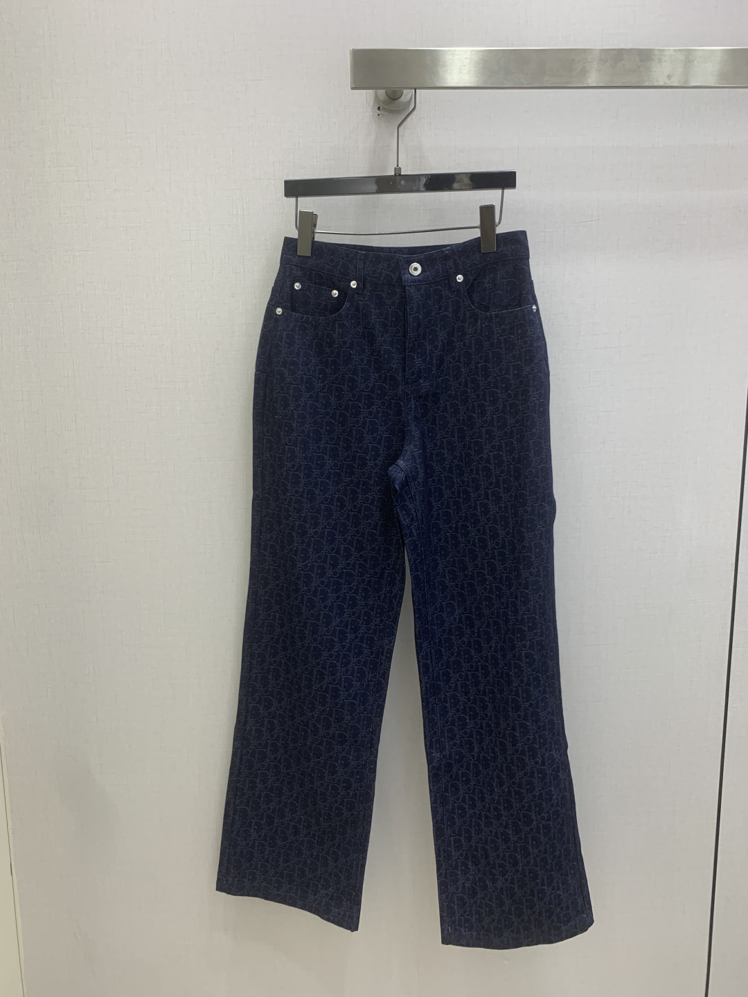 NO:829799,Highly recommended 26 spring and summer new style jacquard denim straight trousers. Dark pattern jacquard craftsmanship, the details highlight the brand texture. High-waisted straight version, hiding the flesh and making the legs slimmer and longer. Crisp denim fabric, with a drape that is not easy to wrinkle. One color, SMLXL code, high quality ABC,,19860909强烈推荐 26春夏新款 提花牛仔直筒长裤 暗纹提花工艺,细节处彰显品牌质感 高腰直筒版型,藏肉显瘦还显腿长 挺括丹宁面料,垂坠感好不易皱 一个色 SMLXL码 高品质ABC,,,Women's clothing