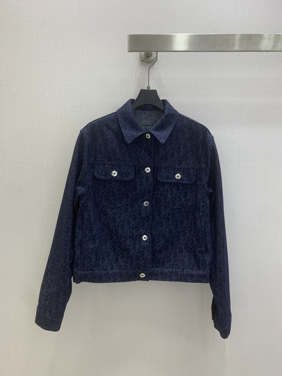 NO:829882,Highly recommended 26 spring and summer new style jacquard lapel denim jacket. Dark pattern jacquard craftsmanship, low-key and self-branded texture. Classic lapel + symmetrical pockets, restoring the neatness of retro workwear. Short waist cut, easily optimize body proportions. One color SMLXL code. High quality ABC,, jackets & coats,19860909强烈推荐 26春夏新款 提花翻领牛仔外套 暗纹提花工艺,低调中自带品牌质感 经典翻领+对称口袋,还原复古工装的利落感 短款收腰剪裁,轻松优化身材比例 一个色 SMLXL码 高品质ABC,,jackets & coats,,Women's clothing