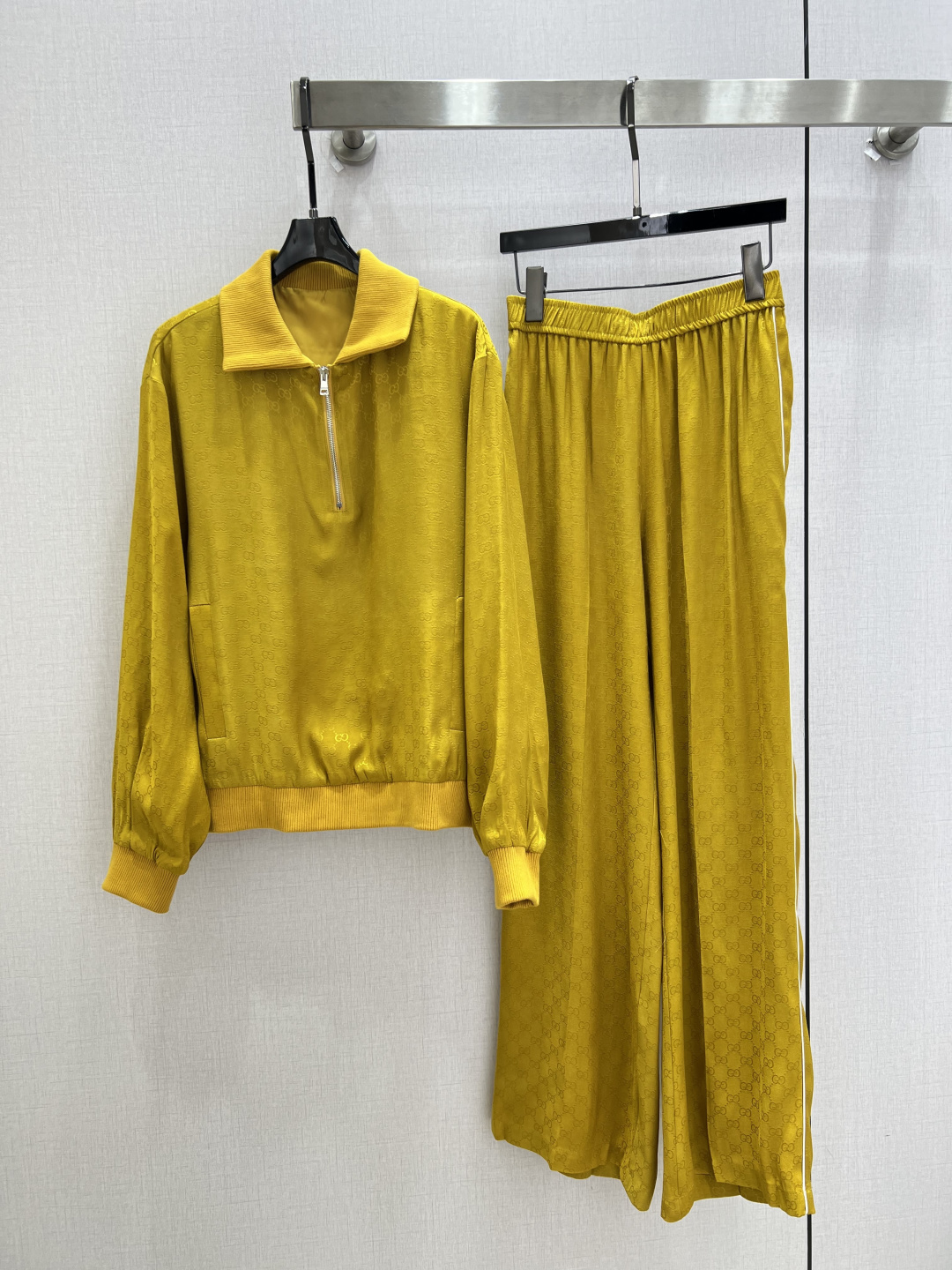 NO:831890,Highly recommended 26 spring and summer new style jacquard dark pattern trousers suit, half-zip lapel top + draped wide-leg pants, lazy and neat, loose version hides flesh and looks slim, casual outfit will bring a sense of relaxation and elegance when going out, lazy people can just copy the outfit!  One color SMLXL code high quality ABC,,19860909强烈推荐 26春夏新款 提花暗纹长裤套装 半拉链翻领上衣+垂坠阔腿裤,慵懒又利落,宽松版型藏肉又显瘦,出门随便一套都自带松弛贵气感,懒人穿搭直接抄作业！一个色 SMLXL码 高品质ABC,,,Women's clothing