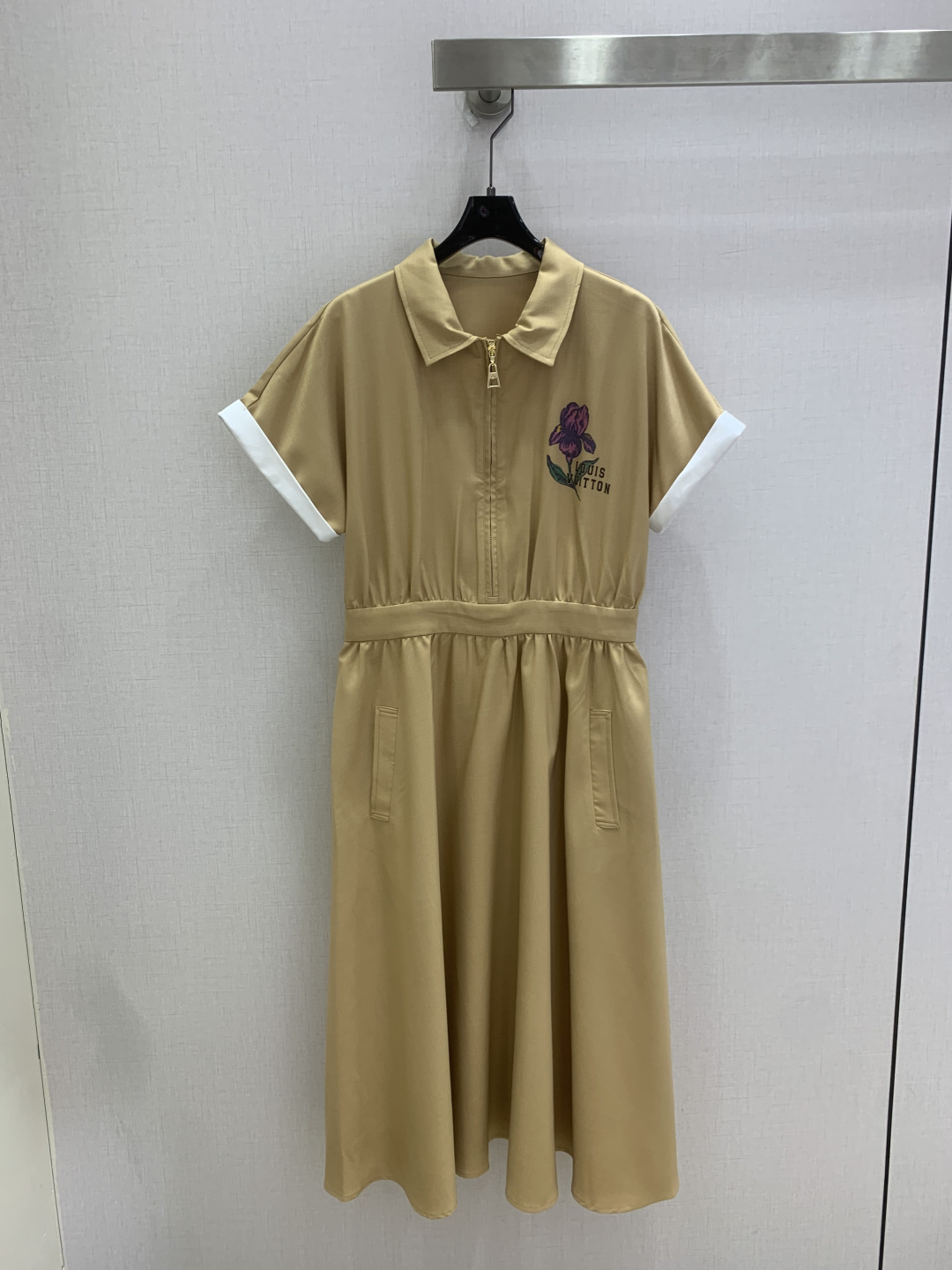 NO:900972,Highly recommended 26 spring and summer new color block lapel short-sleeved dress, classic design, the upper body is exquisite and capable, and it can be matched with ease!  The customized imported fabrics are crisp and stylish, with a full sense of high-end. Full of texture and fashionable, it is recommended to buy!  The quality of workmanship depends on the details. Two colors. SML code. High quality, skirts, T-shirts,19860909强烈推荐 26春夏新款 拼色翻领短袖连衣裙 经典款设计 上身精致又干练得体,搭配起来随心应手！定制的进口面料挺括有型 满满的高级感.质感十足,时尚潮流 ,推荐入手！ 做工品质看细节 两个色 SML码 高品质,,skirts,T-shirt,,Women's clothing