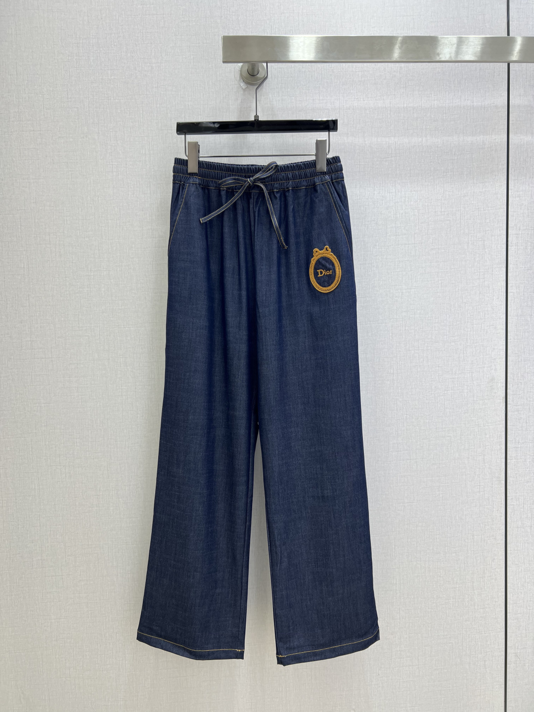NO:930869,Highly recommended 26 new style Tencel denim trousers with badge embroidery. Soft and smooth Tencel fabric, with its own coolness, very comfortable to wear in summer. Exquisite topstitching, badge embroidery adds texture. High-waisted drawstring design, which does not tighten the belly but also elongates the proportion. Hide false crotch width and O-shaped legs, which can directly stretch the tolerance of the body. One color SML code, high quality,,19860909强烈推荐 26新款 徽章刺绣天丝牛仔长裤 软滑天丝面料,自带凉感,夏天穿巨舒服 明线走线精致,徽章刺绣增加质感 高腰抽绳设计,不勒肚子还能拉长比例 藏住假胯宽、O型腿,对身材的包容度直接拉满 一个色 SML码 高品质,,,Women's clothing
