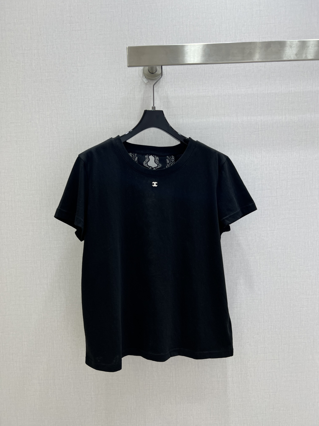 NO:930900,Highly recommended 26 spring and summer new style metal hollow short-sleeved T-shirt. The metal double C on the front is simple and clean, with a high-end sense of relaxation. The lace hollow design on the back is gentle and a little sexy. The soft fufu fabric is breathable and skin-friendly, and it is very comfortable to wear in summer. Paired with jeans, it is a lazy and exquisite everyday feeling. Whoever wears it will look better. Two colors SML code. High quality, jeans, T-shirt, tees, t-shirt,19860909强烈推荐 26春夏新款 金属镂空短袖T恤 正面金属双C简约干净,自带高级松弛感 后背蕾丝镂空设计,温柔又带点小性感 软fufu的面料透气亲肤,夏天穿巨舒服 搭牛仔裤就是慵懒又精致的日常感,谁穿谁好看 两个色 SML码 高品质,,jeans,T-shirt,tees，t-shirt,,Women's clothing
