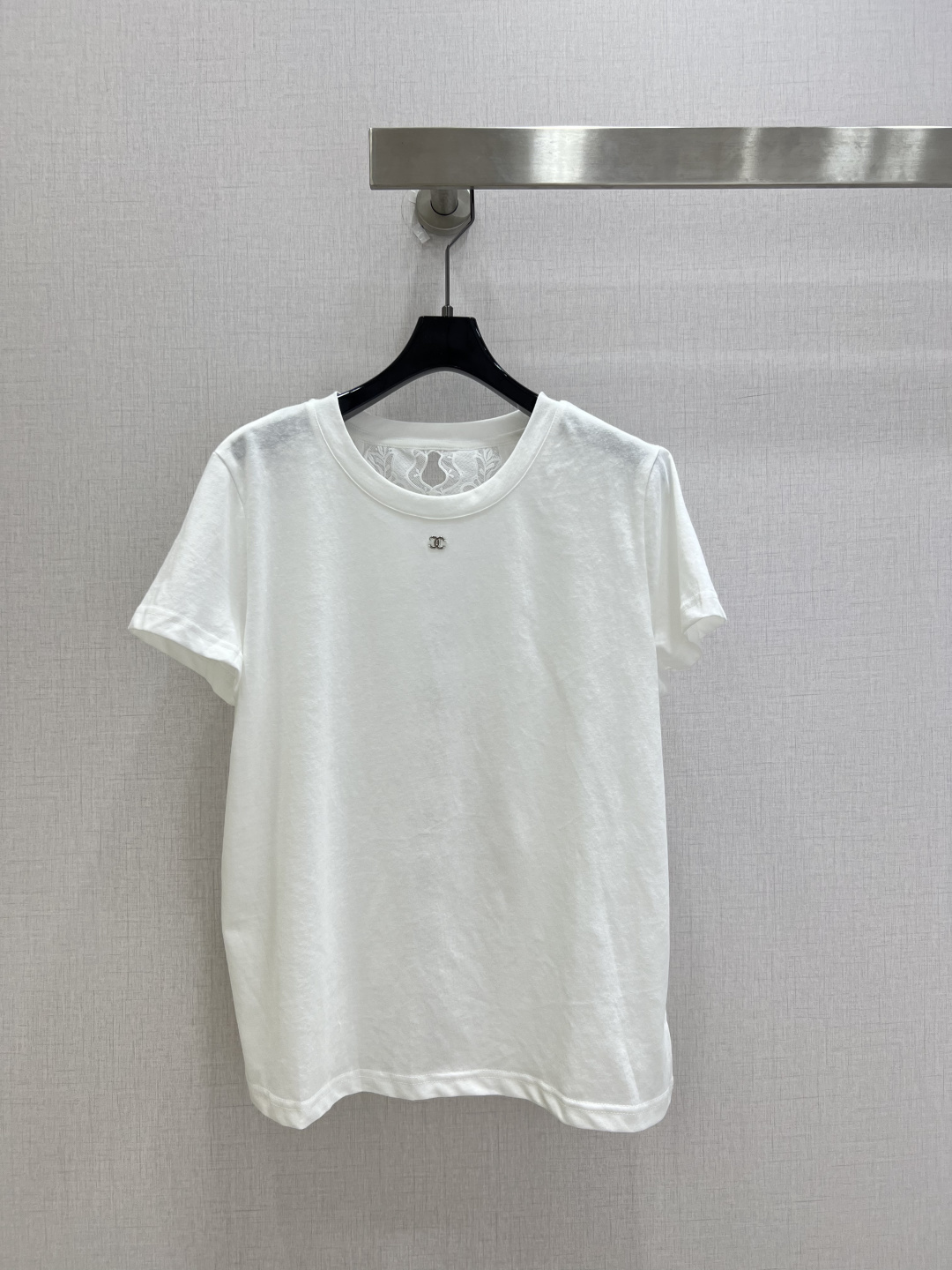 NO:930886,Highly recommended 26 spring and summer new style metal hollow short-sleeved T-shirt. The metal double C on the front is simple and clean, with a high-end sense of relaxation. The lace hollow design on the back is gentle and a little sexy. The soft fufu fabric is breathable and skin-friendly, and it is very comfortable to wear in summer. Paired with jeans, it is a lazy and exquisite everyday feeling. Whoever wears it will look better. Two colors SML code. High quality, jeans, T-shirt, tees, t-shirt,19860909强烈推荐 26春夏新款 金属镂空短袖T恤 正面金属双C简约干净,自带高级松弛感 后背蕾丝镂空设计,温柔又带点小性感 软fufu的面料透气亲肤,夏天穿巨舒服 搭牛仔裤就是慵懒又精致的日常感,谁穿谁好看 两个色 SML码 高品质,,jeans,T-shirt,tees，t-shirt,,Women's clothing