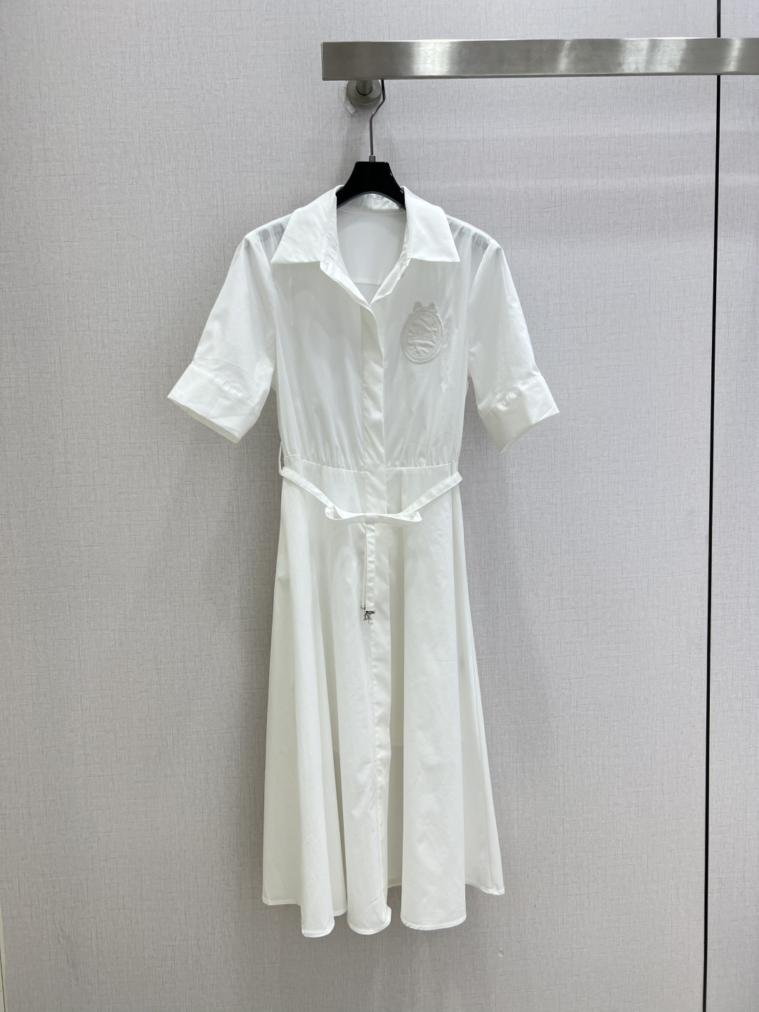 NO:906780,Highly recommended 26 spring and summer new style. Badge embroidered lace-up dress. Classic shirt collar + waist tie design, neat and gentle. Exquisite embroidery badge on the chest, full of details. A-line large skirt hides the flesh, making it easy to wear with a sense of intellectual elegance. One color. SML code. High quality, skirts, shirts,19860909强烈推荐 26春夏新款 徽章刺绣系带连衣裙 经典衬衫领+收腰系带设计,利落又温柔 胸口精致刺绣徽章,细节拉满 A字大裙摆藏肉显瘦,轻松穿出知性优雅感一个色 SML码 高品质,,skirts,shirts,,Women's clothing