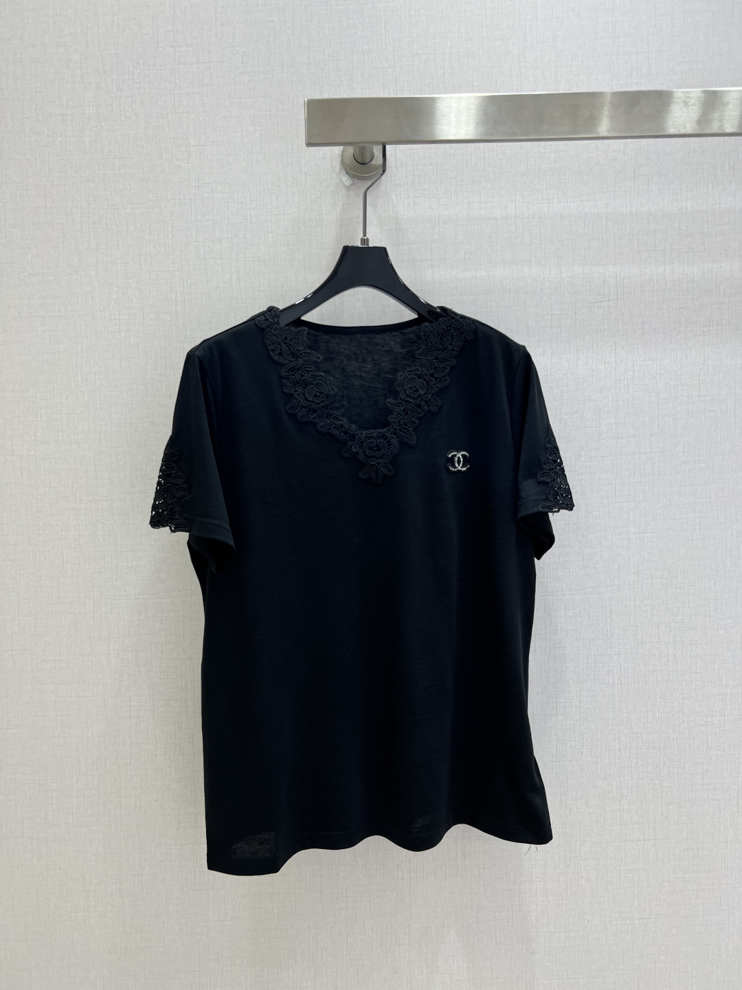 NO:906770,Highly recommended 26 spring and summer new style Water-soluble lace spliced ​​short-sleeved top Rose lace spliced ​​V-neck and cuffs, with a gentle atmosphere Skin-friendly and breathable fabric, soft and comfortable, refreshing to wear in summer The brand logo is low-key embellishment, simple style can also be worn with a high-end feel Two colors SML code High quality, T-shirt,19860909强烈推荐 26春夏新款 水溶蕾丝拼接短袖上衣 玫瑰蕾丝拼接V领与袖口,自带温柔氛围感 亲肤透气面料,软糯舒适,夏日穿也清爽 品牌标识低调点缀,简约款也能穿出高级感 两个色 SML码 高品质,,T-shirt,,Women's clothing
