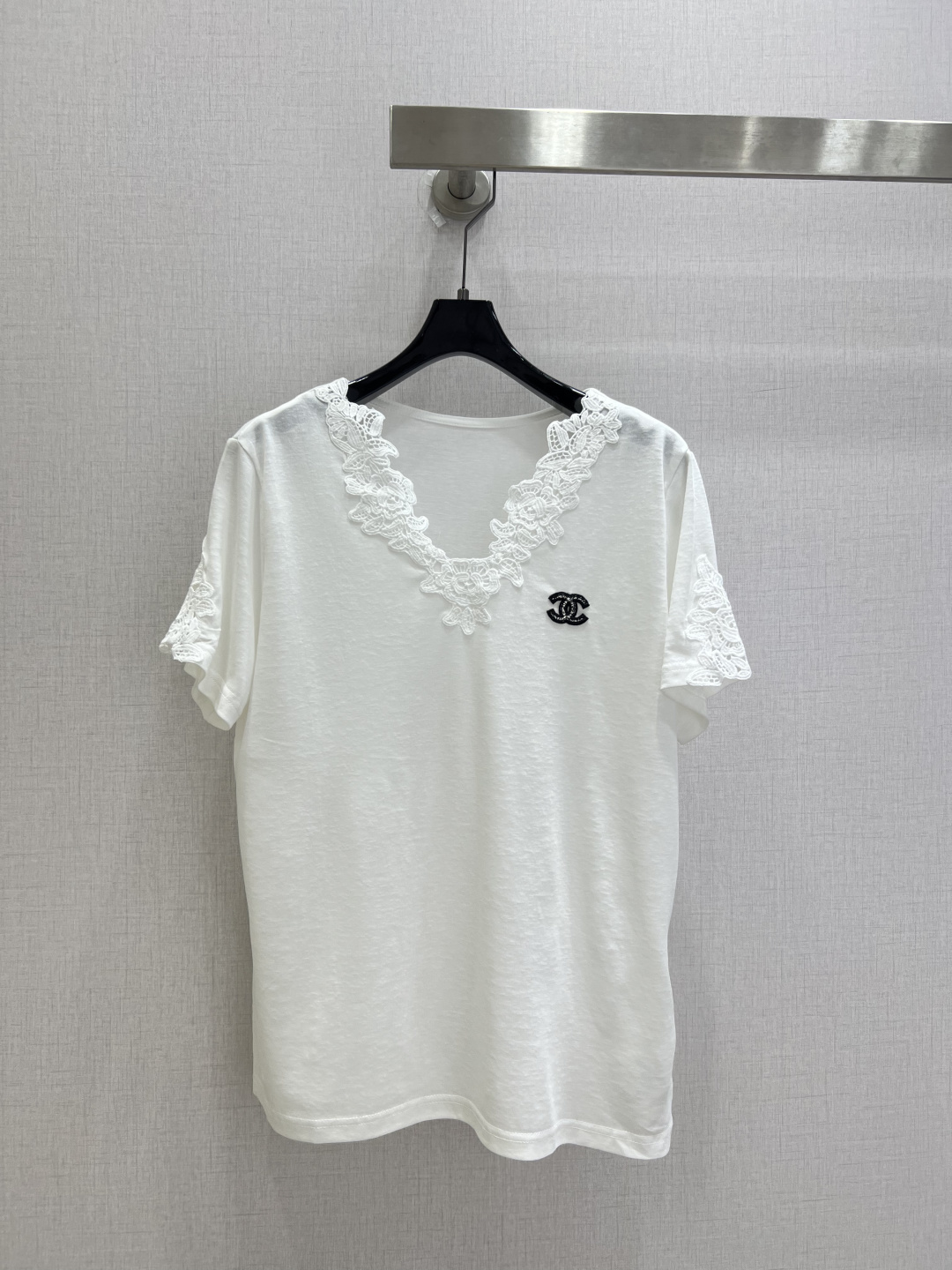 NO:906758,Highly recommended 26 spring and summer new style Water-soluble lace spliced ​​short-sleeved top Rose lace spliced ​​V-neck and cuffs, with a gentle atmosphere Skin-friendly and breathable fabric, soft and comfortable, refreshing to wear in summer The brand logo is low-key embellishment, simple style can also be worn with a high-end feel Two colors SML code High quality, T-shirt,19860909强烈推荐 26春夏新款 水溶蕾丝拼接短袖上衣 玫瑰蕾丝拼接V领与袖口,自带温柔氛围感 亲肤透气面料,软糯舒适,夏日穿也清爽 品牌标识低调点缀,简约款也能穿出高级感 两个色 SML码 高品质,,T-shirt,,Women's clothing