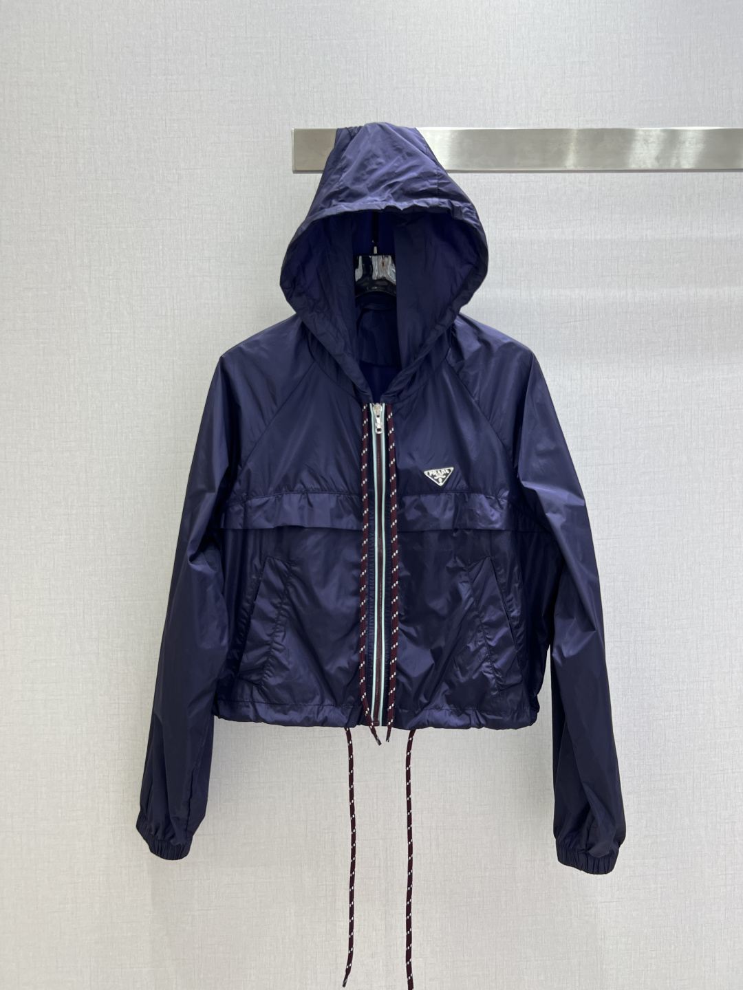 NO:906746,Highly recommended 26 spring and summer new style hooded logo jacket. Contrasting color drawstring design, with a sense of vitality, bid farewell to monotony. Short cut + loose fit, hiding body and showing height, optimizing body proportions. Triangular logo is low-key embellishment, simple style is also recognizable. Two colors SML code. High quality, jackets & coats, hats,19860909强烈推荐 26春夏新款 连帽徽标外套 撞色抽绳设计,自带活力感,告别单调 短款剪裁+宽松版型,藏肉又显高,优化身材比例 三角标低调点缀,简约款也有辨识度 两个色 SML码 高品质,,jackets & coats,hats,,Women's clothing