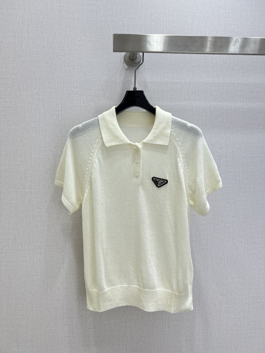 NO:906768,Highly recommended for spring and summer 26. Triangle brand lapel knitted short-sleeved top. Mesh knitted fabric, breathable and refreshing, not sweaty when worn in summer. Half-button Polo collar, casual and flattering face shape, not picky about body shape. Triangle logo is low-key embellishment, simple style also has a sense of luxury. Three colors SML code, high quality, T-shirt,19860909强烈推荐 26春夏新款 三角牌翻领针织短袖上衣 网眼针织面料,透气清爽,夏天穿也不闷汗 半开扣Polo领,随性又修饰脸型,不挑身材 三角标低调点缀,简约款也有高级感 三个色 SML码 高品质,,T-shirt,,Women's clothing