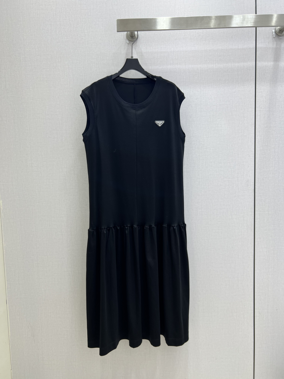 NO:900816,Highly recommended for spring and summer 26. Sleeveless triangular logo wavy pleated dress. Simple round neck + elegant pleated hem. Comfortable and smooth, suitable for daily casual and casual style. Versatile and durable, a must-have for summer wardrobe. Two colors. SML code. High quality, skirts,19860909强烈推荐 26春夏新款 无袖三角标波浪褶连衣裙 简约圆领+优雅褶皱大摆 舒适垂顺,日常休闲轻熟风都hold住 百搭耐看,夏日衣橱刚需款 两个色 SML码 高品质,,skirts,,Women's clothing
