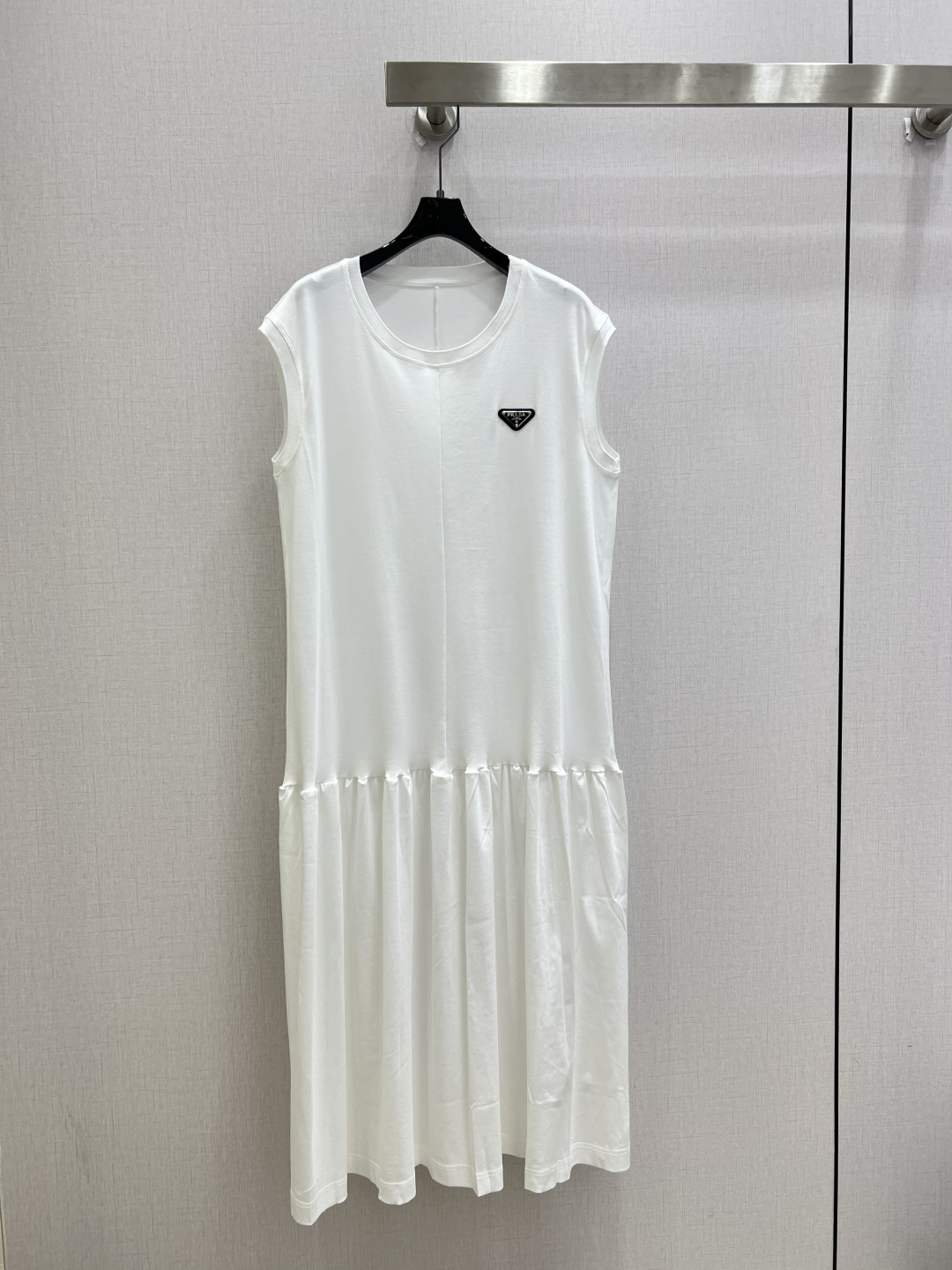 NO:900808,Highly recommended for spring and summer 26. Sleeveless triangular logo wavy pleated dress. Simple round neck + elegant pleated hem. Comfortable and smooth, suitable for daily casual and casual style. Versatile and durable, a must-have for summer wardrobe. Two colors. SML code. High quality, skirts,19860909强烈推荐 26春夏新款 无袖三角标波浪褶连衣裙 简约圆领+优雅褶皱大摆 舒适垂顺,日常休闲轻熟风都hold住 百搭耐看,夏日衣橱刚需款 两个色 SML码 高品质,,skirts,,Women's clothing