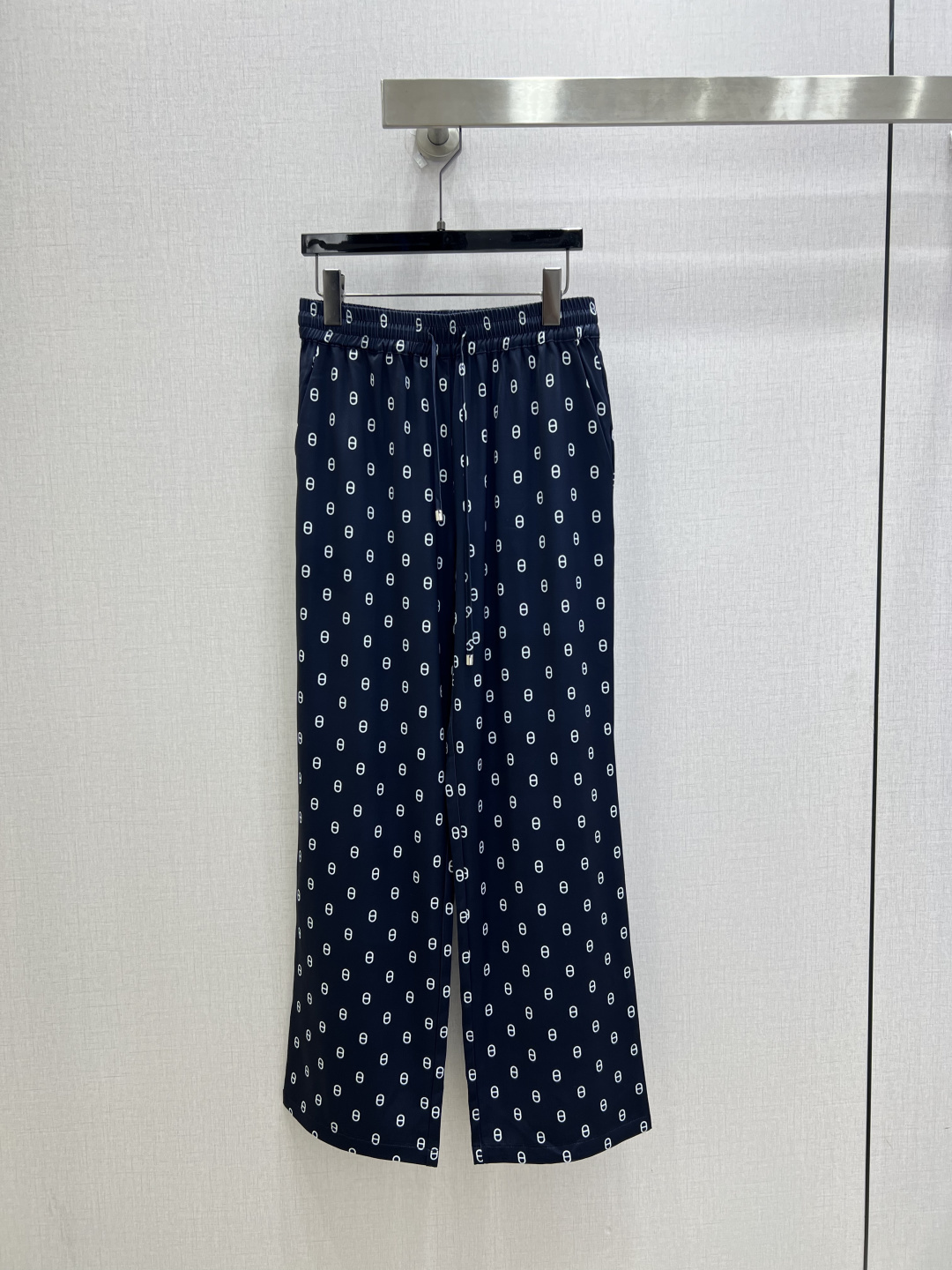 NO:923895,Highly recommended 26 spring and summer new style pig nose print drawstring trousers. Elastic drawstring high waist + straight drape trousers. Elongates the leg line in seconds, pear shape, thick legs, and full hip width. Low-key luxury print, simple and high-end without being exaggerated. Daily casual wear is very textured. One color SML code, high quality,,19860909强烈推荐 26春夏新款 猪鼻印花抽绳长裤 松紧抽绳高腰+直筒垂感裤型 秒拉长腿线,梨形、腿粗、胯宽全遮住 低调轻奢印花,简约高级不浮夸 日常懒人穿搭随手搭就很有质感 一个色 SML码 高品质,,,Women's clothing