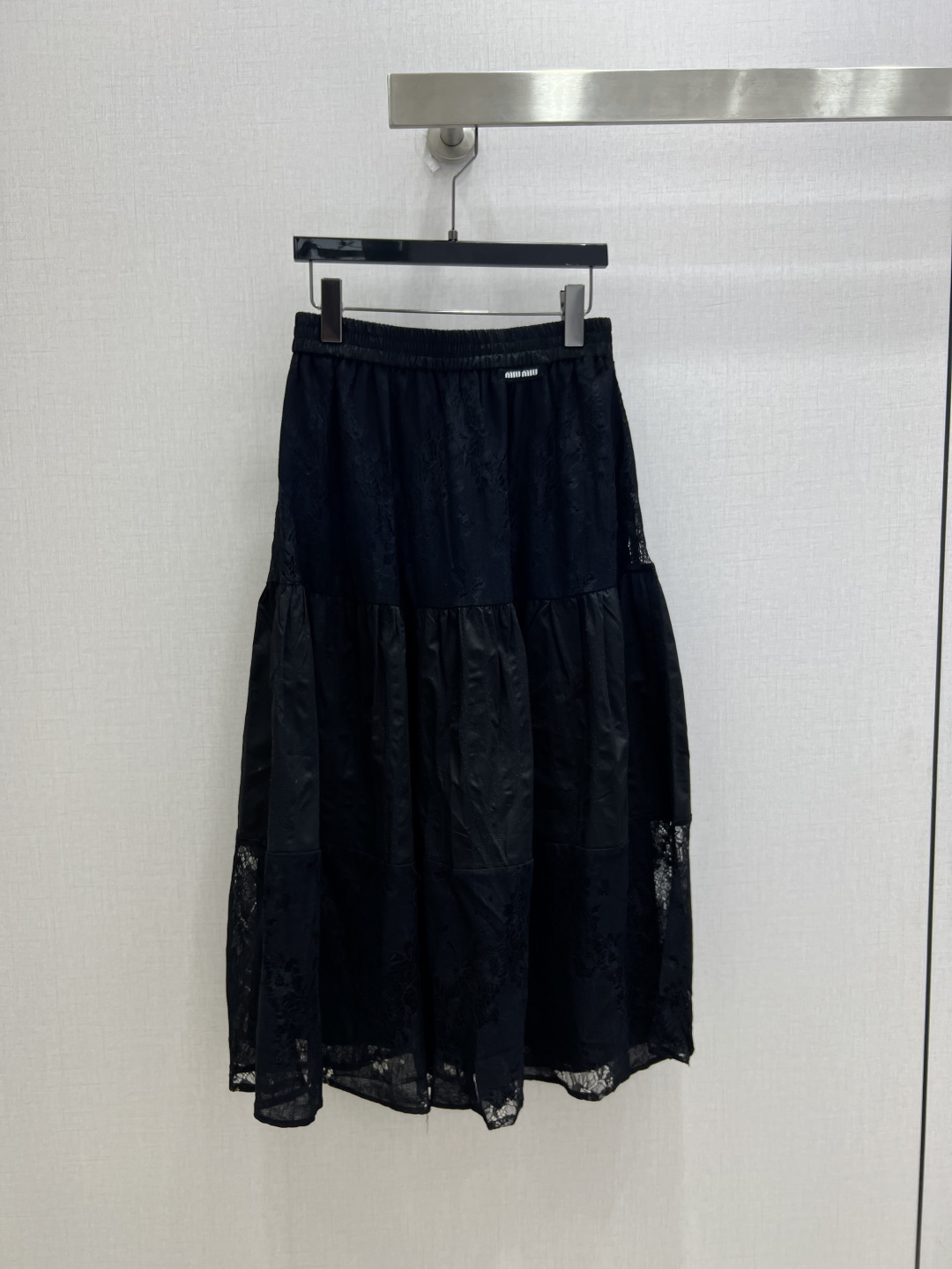 NO:930831,Highly recommended 26 spring and summer new style. Floral lace pattern spliced ​​long skirt. Heavy hollow lace + solid color fabric splicing. Clear layers, gentle and detailed. Long ankle-length version, slimmer and taller. The fabric is light and breathable, not stuffy at all in summer. It can be worn in daily casual and exquisite occasions. Wear it with the same series of tops. It has a gentle and noble feel. Two colors. SML code. High quality, skirts,19860909强烈推荐 26春夏新款 花卉蕾丝花纹拼接长半裙 重工镂空蕾丝+纯色面料拼接 层次分明,温柔又有细节 长款及踝版型,显瘦显高 面料轻薄透气,夏天穿完全不闷 日常休闲、精致场合都能hold住 搭配同系列上衣成套穿 温柔贵气感直接封神两个色 SML码 高品质,,skirts,,Women's clothing