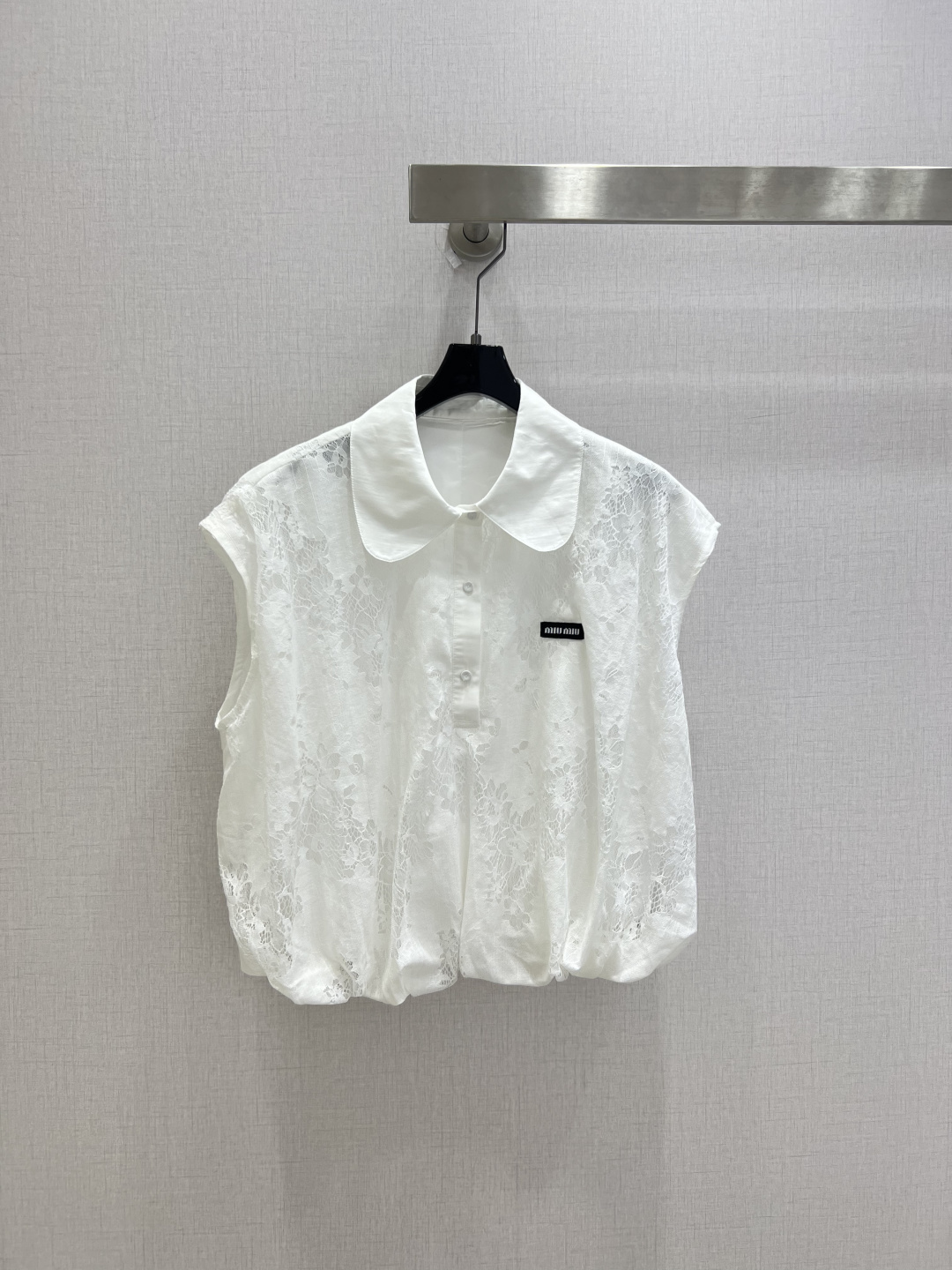 NO:930799,Highly recommended for spring and summer 26. Hollow lace doll collar sleeveless top. Baby doll collar + exquisite hollow lace design. Slightly translucent and hazy, with built-in pure desire filter. Sleeveless small flying shoulder cut. It just covers the flesh and modifies the shoulder and neck lines. Loose hem, the upper body is lazy and hides the flesh without picking up the figure. It is refreshing and breathable to wear alone in summer. Temperament, gentleness and sophistication. One click to complete two colors. SML code. High quality,,19860909强烈推荐 26春夏新款 镂空蕾丝娃娃领无袖上衣 娃娃领+精致镂空蕾丝设计 微透朦胧感,自带纯欲滤镜 无袖小飞肩剪裁 刚好遮住拜拜肉、修饰肩颈线条 宽松落摆,上身慵懒藏肉不挑身材 夏天单穿清爽透气 气质、温柔、精致一键拉满两个色 SML码 高品质,,,Women's clothing