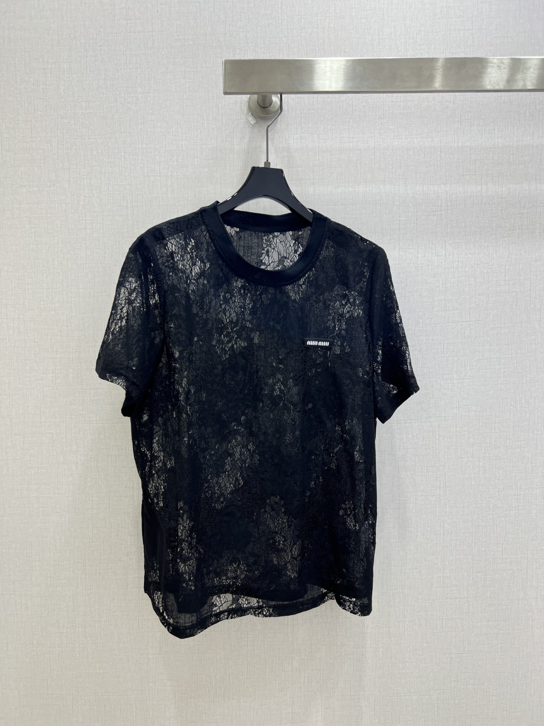 NO:930777,Highly recommended for spring and summer 26. Floral hollow lace pattern short-sleeved top. Great texture. Breathable and skin-friendly without pricking the skin. Round neck and shoulder cut. Modify head-to-shoulder ratio. Slightly see-through design. Comes with lazy femininity. Low-key small logo blessing. Full of light luxury. The quality is visible to the naked eye. Two colors are absolutely amazing when you get it. SML code, high quality, T-shirt,19860909强烈推荐 26春夏新款 花卉镂空蕾丝花纹短袖上衣 肌理感超棒 透气亲肤不扎皮肤 圆领正肩剪裁 修饰头肩比 微透设计 自带慵懒女人味 低调小logo加持 轻奢感十足 品质肉眼可见 到手绝对惊艳两个色 SML码 高品质,,T-shirt,,Women's clothing