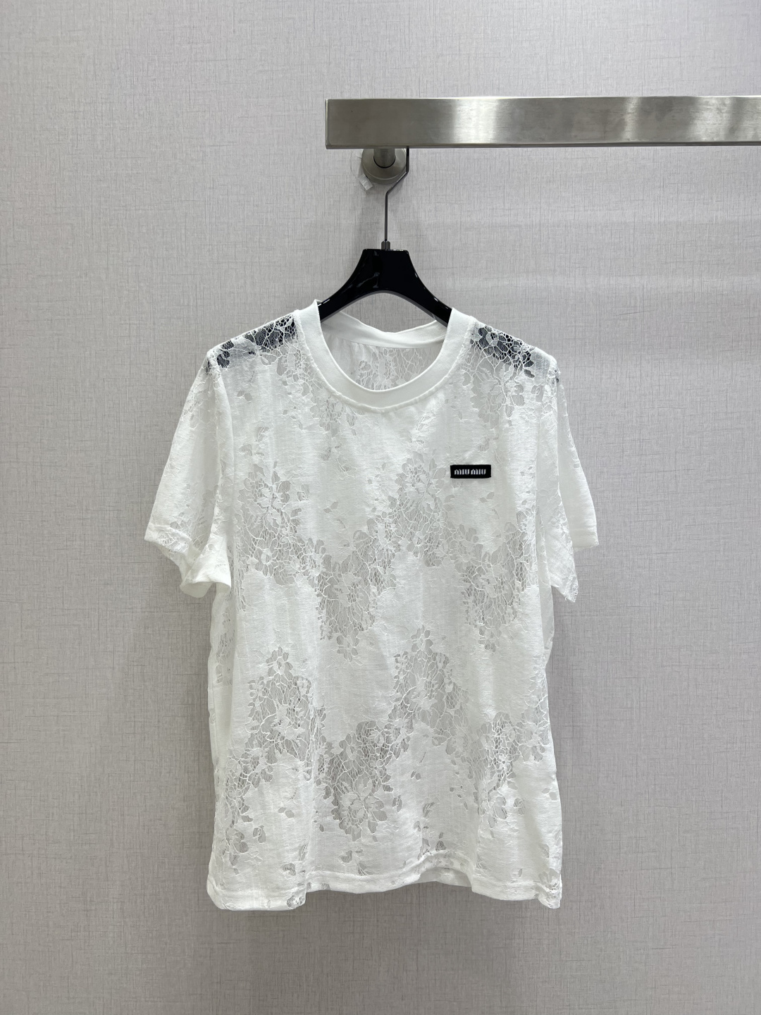 NO:930759,Highly recommended for spring and summer 26. Floral hollow lace pattern short-sleeved top. Great texture. Breathable and skin-friendly without pricking the skin. Round neck and shoulder cut. Modify head-to-shoulder ratio. Slightly see-through design. Comes with lazy femininity. Low-key small logo blessing. Full of light luxury. The quality is visible to the naked eye. Two colors are absolutely amazing when you get it. SML code, high quality, T-shirt,19860909强烈推荐 26春夏新款 花卉镂空蕾丝花纹短袖上衣 肌理感超棒 透气亲肤不扎皮肤 圆领正肩剪裁 修饰头肩比 微透设计 自带慵懒女人味 低调小logo加持 轻奢感十足 品质肉眼可见 到手绝对惊艳两个色 SML码 高品质,,T-shirt,,Women's clothing