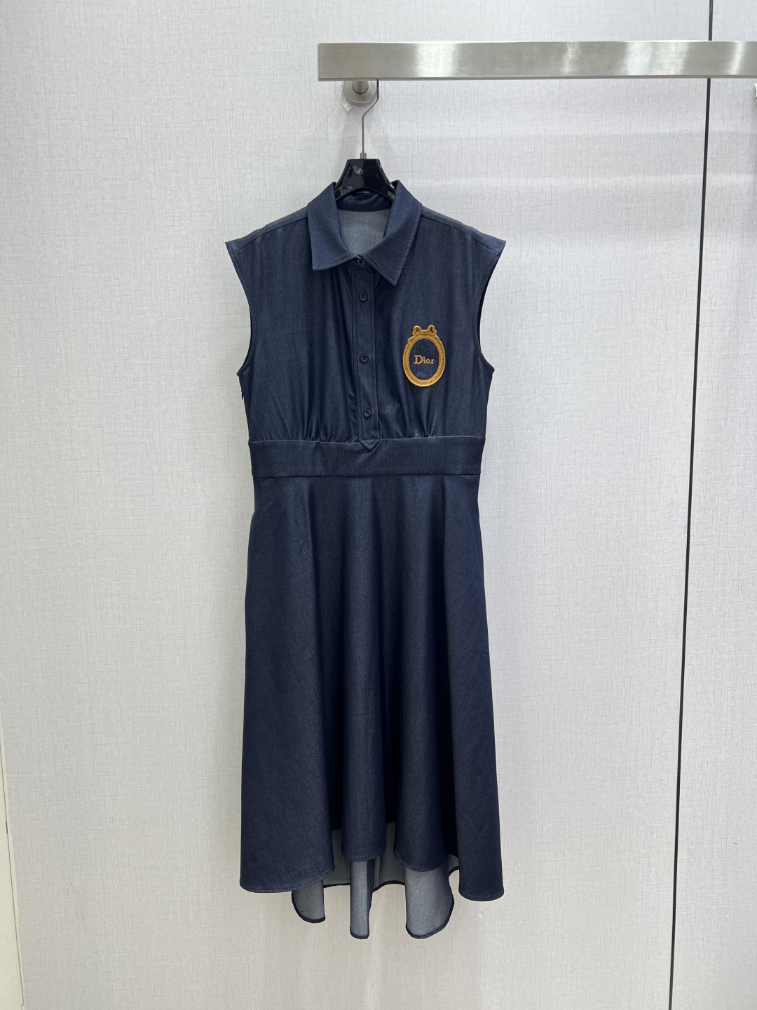 NO:901001,Highly recommended 26 spring and summer new style, badge embroidered lapel sleeveless dress, irregular skirt, letter badge decoration, temperament style, one color, SML code, high quality,,skirts,19860909强烈推荐 26春夏新款 徽章刺绣翻领无袖连衣裙 不规则裙摆 字母徽章装饰 气质款 一个色 SML码 高品质,,skirts,,Women's clothing
