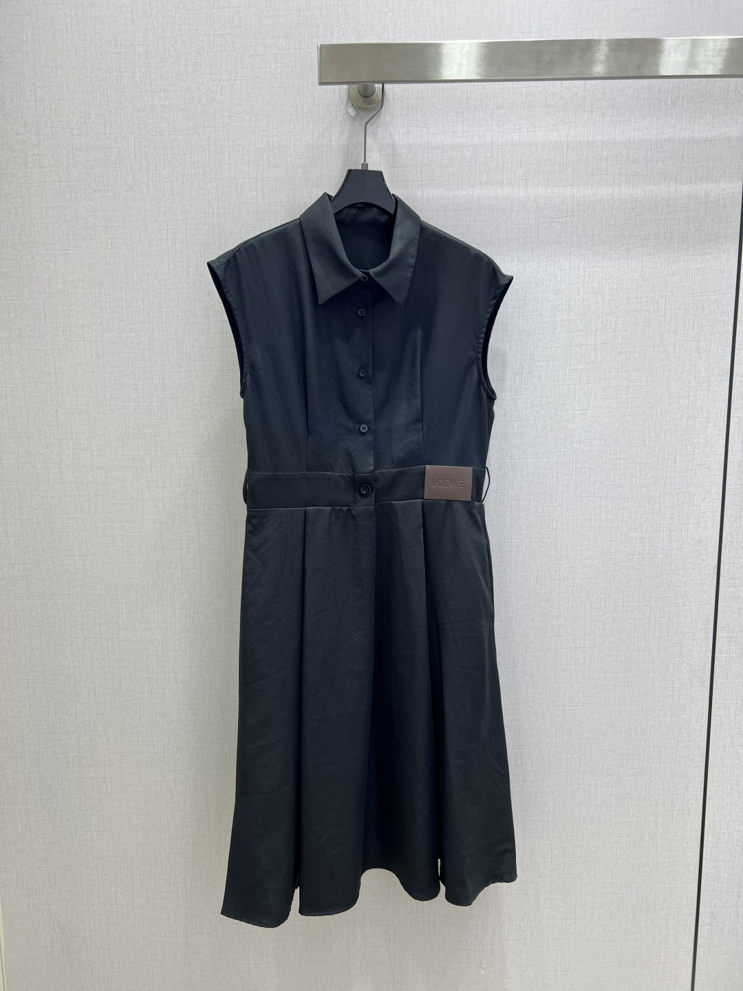 NO:902265,Highly recommended 26 spring and summer new style. Lapel sleeveless leather brand dress. The whole piece is three-dimensional. It is all-round and exquisite to look like a star. The upper body is super covered and the body is slimming. The legs are super stretched. It is simple. It gives a refreshing and fashionable sense of high-end. It is elegant and fashionable in daily life. It is very versatile. The color is very beautiful. The fabric is high-end and textured. Two colors SML code. High quality, skirts,19860909强烈推荐 26春夏新款 翻领无袖皮牌连衣裙 整件立体剪裁 全方位精致做明星穿搭 上身超级遮肉显瘦 超拉腿部比例 简简单单 穿出清爽时髦的高级感 日常优雅又时髦巨百搭 颜色很好看 面料高级又有质感 两个色 SML码 高品质,,skirts,,Women's clothing