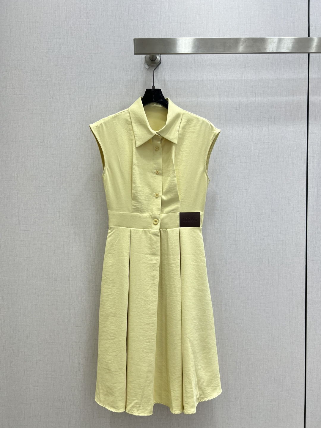 NO:902253,Highly recommended 26 spring and summer new style. Lapel sleeveless leather brand dress. The whole piece is three-dimensional. It is all-round and exquisite to look like a star. The upper body is super covered and the body is slimming. The legs are super stretched. It is simple. It gives a refreshing and fashionable sense of high-end. It is elegant and fashionable in daily life. It is very versatile. The color is very beautiful. The fabric is high-end and textured. Two colors SML code. High quality, skirts,19860909强烈推荐 26春夏新款 翻领无袖皮牌连衣裙 整件立体剪裁 全方位精致做明星穿搭 上身超级遮肉显瘦 超拉腿部比例 简简单单 穿出清爽时髦的高级感 日常优雅又时髦巨百搭 颜色很好看 面料高级又有质感 两个色 SML码 高品质,,skirts,,Women's clothing