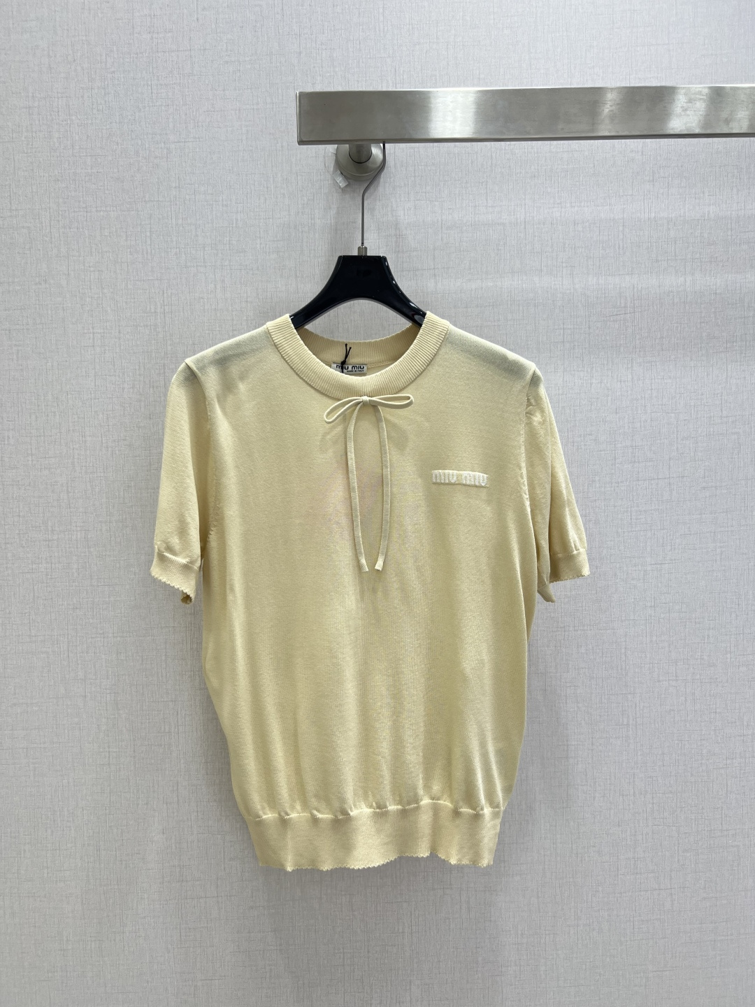 NO:902222,Highly recommended 26 spring and summer new products, bow letter knitted short-sleeved top, classic sweater, wool, delicate and soft texture. Classic age-reducing item!  The pattern doesn’t make your upper body look slimmer!  A perfect item that Bai Fumei must buy. The texture is superb and the workmanship is perfect!  Grab the spot now and get the big orders!  Two colors SML code high quality, sweaters, T-shirt,19860909强烈推荐 26春夏新品 蝴蝶结字母针织短袖上衣 经典毛衣 羊毛 质感细腻软糯.经典减龄单品！版型不挑人上身巨显瘦！白富美必收的完美单品.质感超赞完美做工品质！现货开抢 大单子甩过来！两个色 SML码 高品质,,sweaters,T-shirt,,Women's clothing