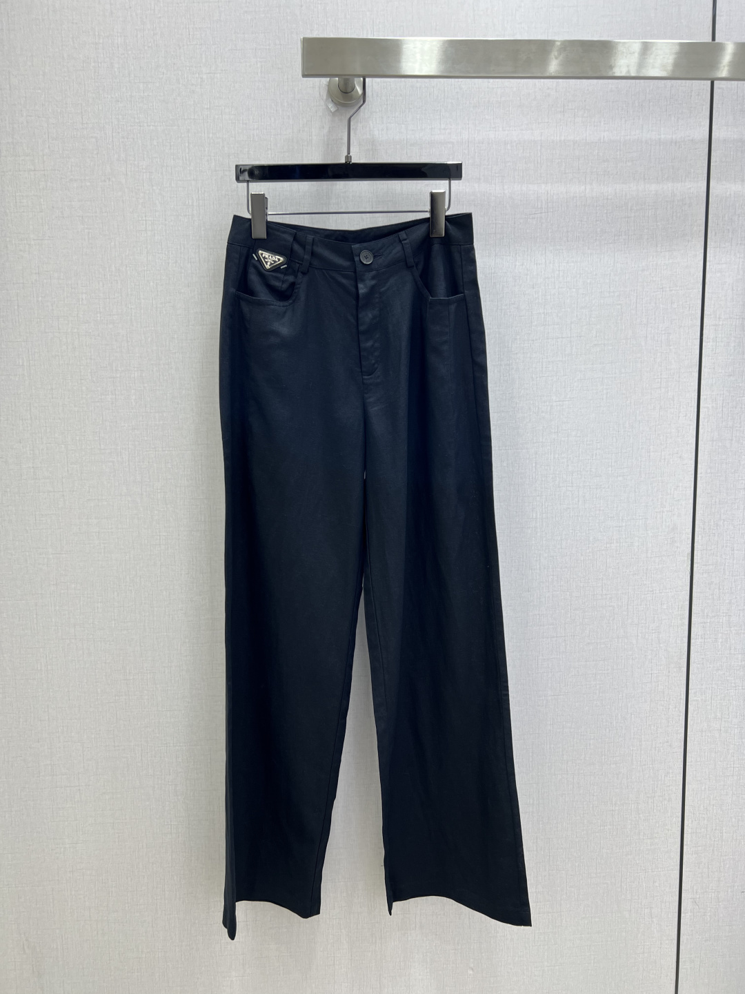 NO:952196,Highly recommended 26 spring and summer new style Triangle brand linen straight trousers. High-waisted waist design. All fat on the waist and abdomen is covered. Vertical straight wide legs. The legs look longer in seconds. Lightweight and breathable. Zero restraint on the upper body. It is super expensive to wear with shirts, T-shirts and suspenders. Two colors. SML code. High quality, tees, t-shirt,19860909强烈推荐 26春夏新款 三角牌亚麻直筒长裤 高腰收腰设计 腰腹赘肉全遮住 垂顺直筒阔腿 视觉秒变大长腿 轻薄透气 上身零束缚 随便搭小衫、T恤、吊带都超显贵 两个色 SML码 高品质,,tees，t-shirt,,Women's clothing