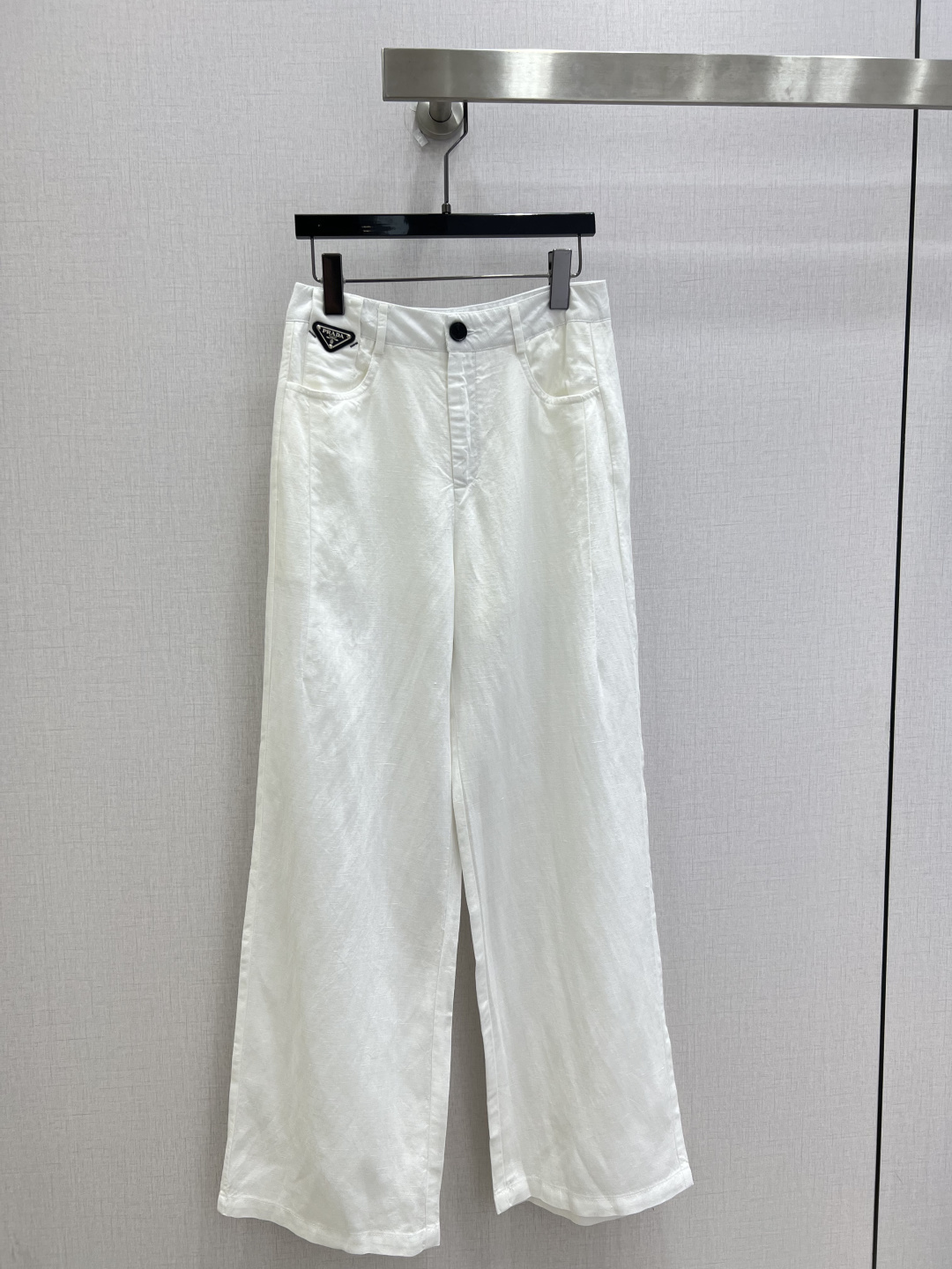 NO:952103,Highly recommended 26 spring and summer new style Triangle brand linen straight trousers. High-waisted waist design. All fat on the waist and abdomen is covered. Vertical straight wide legs. The legs look longer in seconds. Lightweight and breathable. Zero restraint on the upper body. It is super expensive to wear with shirts, T-shirts and suspenders. Two colors. SML code. High quality, tees, t-shirt,19860909强烈推荐 26春夏新款 三角牌亚麻直筒长裤 高腰收腰设计 腰腹赘肉全遮住 垂顺直筒阔腿 视觉秒变大长腿 轻薄透气 上身零束缚 随便搭小衫、T恤、吊带都超显贵 两个色 SML码 高品质,,tees，t-shirt,,Women's clothing