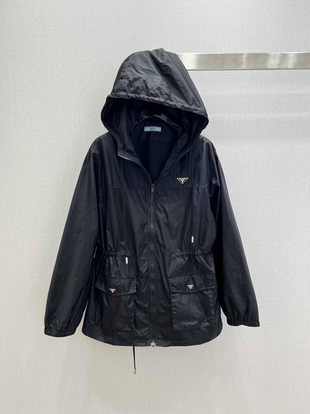 NO:899470,Highly recommended for spring and summer 26. Triangular logo hooded pocket jacket. Black and white two-tone classic. Lightweight and breathable fabric. Sun protection is just needed in summer. Waist drawstring design. The waistline can be pinched in seconds without being bloated. Loose shoulders. It hides the flesh and makes you slim without picking up the figure. Casual and lazy with a sense of nobility. Daily/commuting/traveling. Super stylish to wear casually. Two colors SML code. High quality, jackets & coats, hats,19860909强烈推荐 26春夏新款 三角标连帽口袋外套 黑白双色经典封神 轻量透气面料 夏日刚需防晒 收腰抽绳设计 秒掐腰线不臃肿 宽松落肩 藏肉显瘦不挑身材 休闲慵懒又自带贵气感 日常/通勤/出游 随便穿都超有格调 两个色 SML码 高品质,,jackets & coats,hats,,Women's clothing