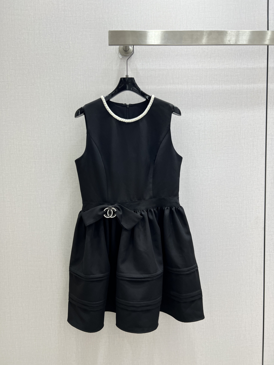 NO:925121,Highly recommended 26 spring and summer new beaded rose sleeveless dress. The whole piece is three-dimensional. It is all-around exquisite and can be worn by celebrities. The upper body is super covered and slimming. The proportion of the legs is super stretched. It is simple. It gives a refreshing and fashionable sense of high-end. It is elegant and fashionable in daily life. It is very versatile. The color is very beautiful. The fabric is high-end and textured. Two colors SML code. High quality,,skirts,19860909强烈推荐 26春夏新款 钉珠玫瑰无袖连衣裙 整件立体剪裁 全方位精致做明星穿搭 上身超级遮肉显瘦 超拉腿部比例 简简单单 穿出清爽时髦的高级感 日常优雅又时髦巨百搭 颜色很好看 面料高级又有质感 两个色 SML码 高品质,,skirts,,Women's clothing