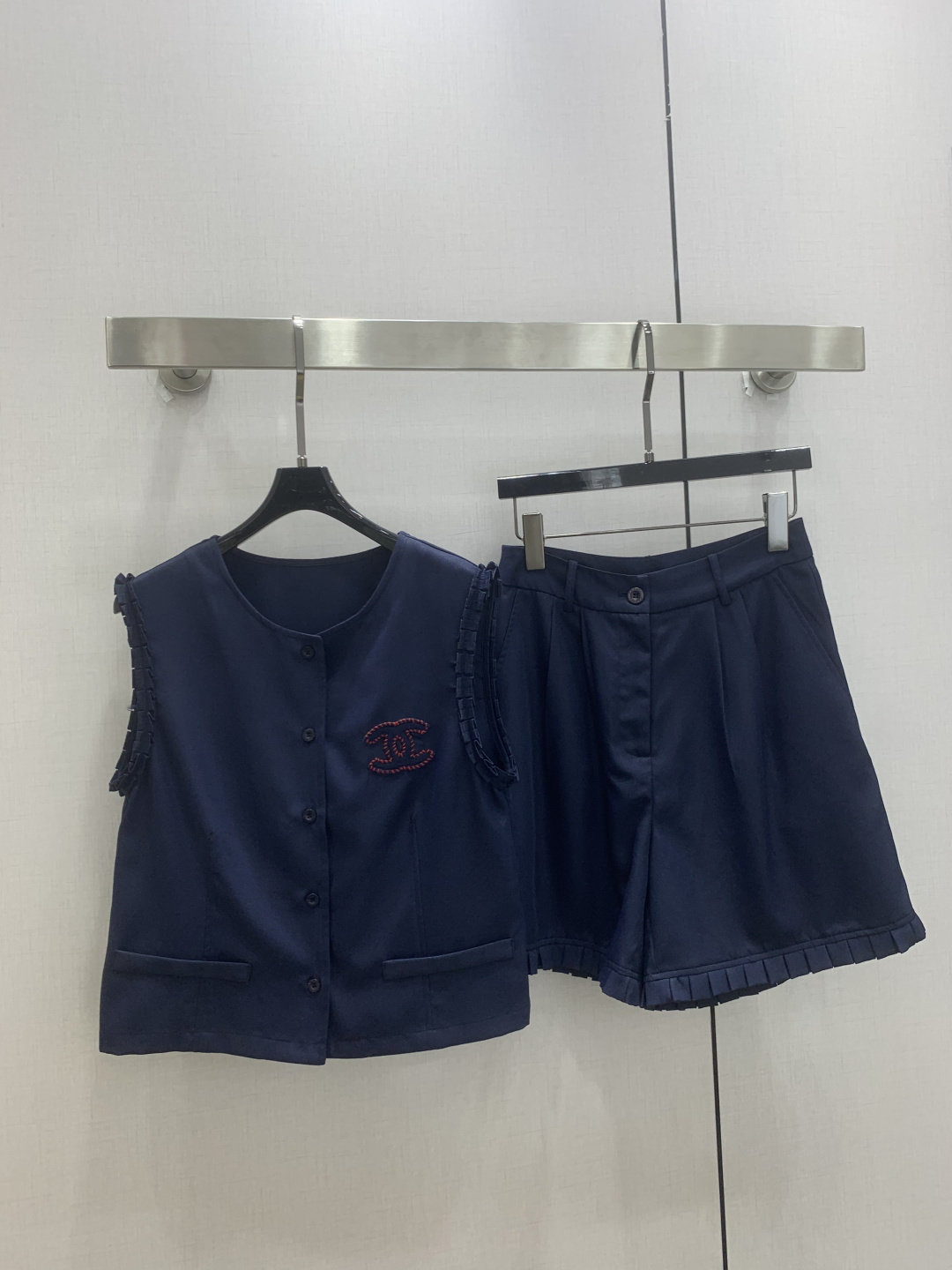 NO:901014,Highly recommended 26 spring and summer new style, fungus edge embroidered shorts set, round neck sleeveless top + shorts suit, fungus edge design, double C embroidery decoration, casual style, super correct fit, two colors, SML code, high quality,,shorts,19860909强烈推荐 26春夏新款 木耳边绣品短裤套装 圆领无袖上衣+短裤套装 木耳边设计 双C绣花装饰 休闲款式 版型超正 两个色 SML码 高品质,,shorts,,Women's clothing