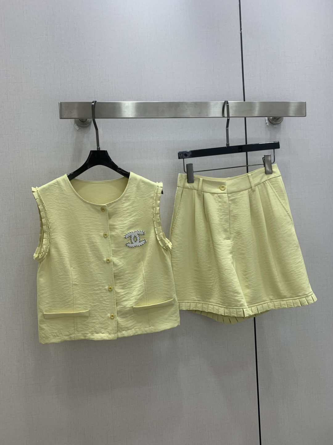 NO:901000,Highly recommended 26 spring and summer new style, fungus edge embroidered shorts set, round neck sleeveless top + shorts suit, fungus edge design, double C embroidery decoration, casual style, super correct fit, two colors, SML code, high quality,,shorts,19860909强烈推荐 26春夏新款 木耳边绣品短裤套装 圆领无袖上衣+短裤套装 木耳边设计 双C绣花装饰 休闲款式 版型超正 两个色 SML码 高品质,,shorts,,Women's clothing