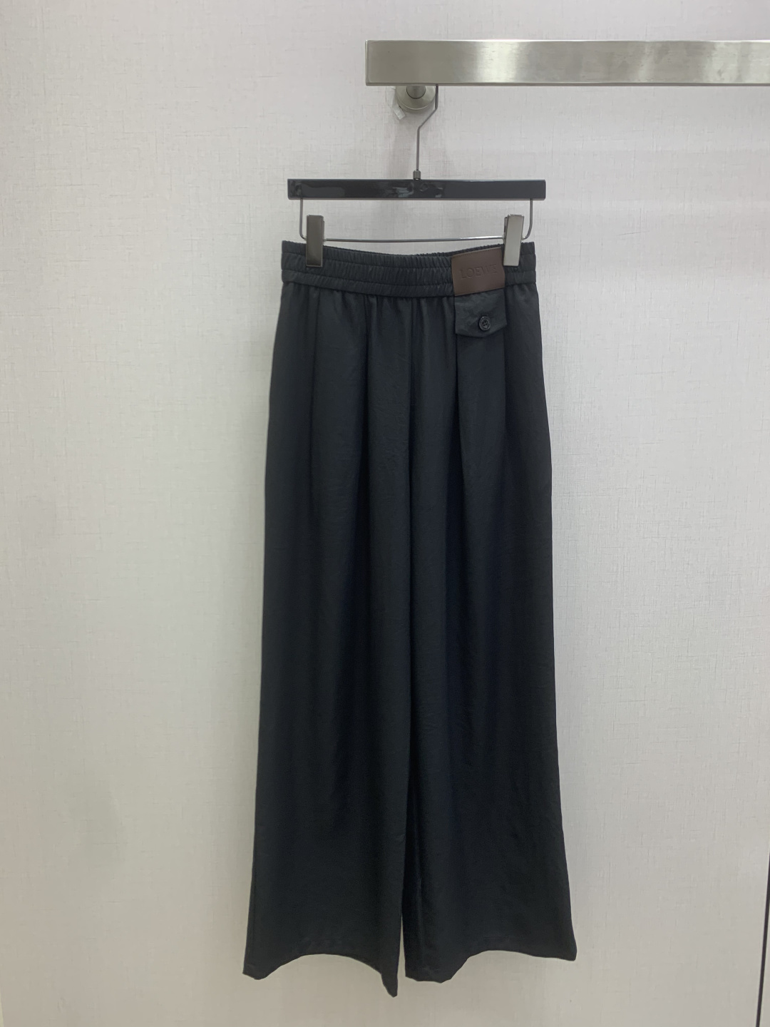 NO:902293,Highly recommend the 26 spring and summer new leather brand pleated wide-leg trousers. You are not picky about your body shape. The upper body is particularly good!  The style of the matching is also very versatile. Exquisite advanced customization. The texture of the fabric is awesome. Retro and elegant. The upper body is cool and handsome, age-reducing and fashionable. Two colors. SML code. High quality.19860909强烈推荐 26春夏新款 皮牌压褶阔腿长裤 不挑剔身形要求 上身特别赞！搭配的风格也很通吃 精致高级定制 富有肌理感的面料质感超赞 复古优雅 上身酷帅减龄时髦精 两个色 SML码 高品质,,,Women's clothing