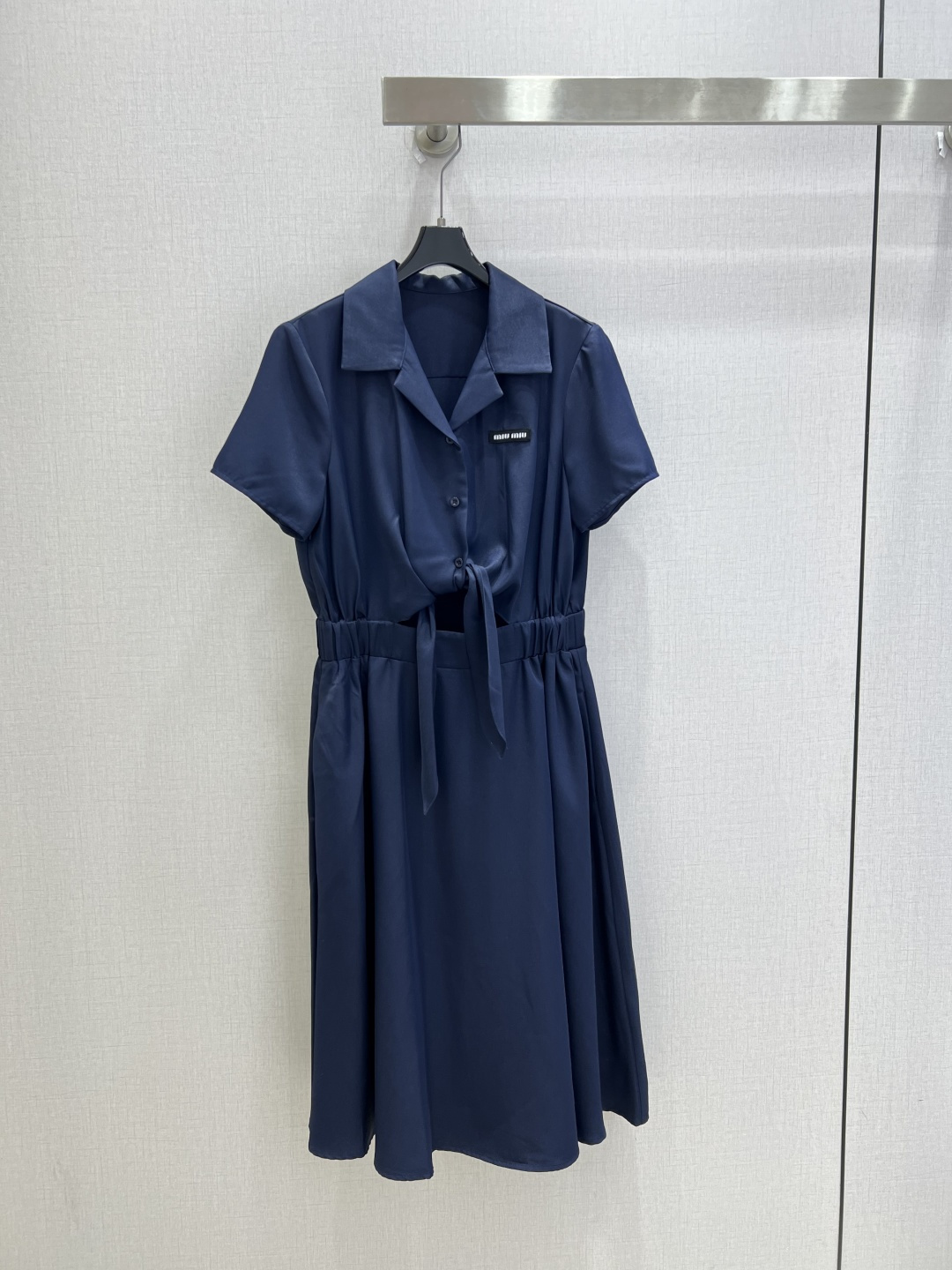 NO:902206,Highly recommended 26 spring and summer new style hollow strap letter dress, classic design, the upper body is exquisite and capable, easy to match!  The customized imported fabrics are crisp and stylish, with a full sense of high-end. Full of texture and fashionable, it is recommended to buy!  The quality of workmanship depends on the details. Two colors. SML code. High quality. Skirts.19860909强烈推荐 26春夏新款 镂空绑带字母连衣裙 经典款设计 上身精致又干练得体,搭配起来随心应手！定制的进口面料挺括有型 满满的高级感.质感十足,时尚潮流 ,推荐入手！ 做工品质看细节 两个色 SML码 高品质,,skirts,,Women's clothing