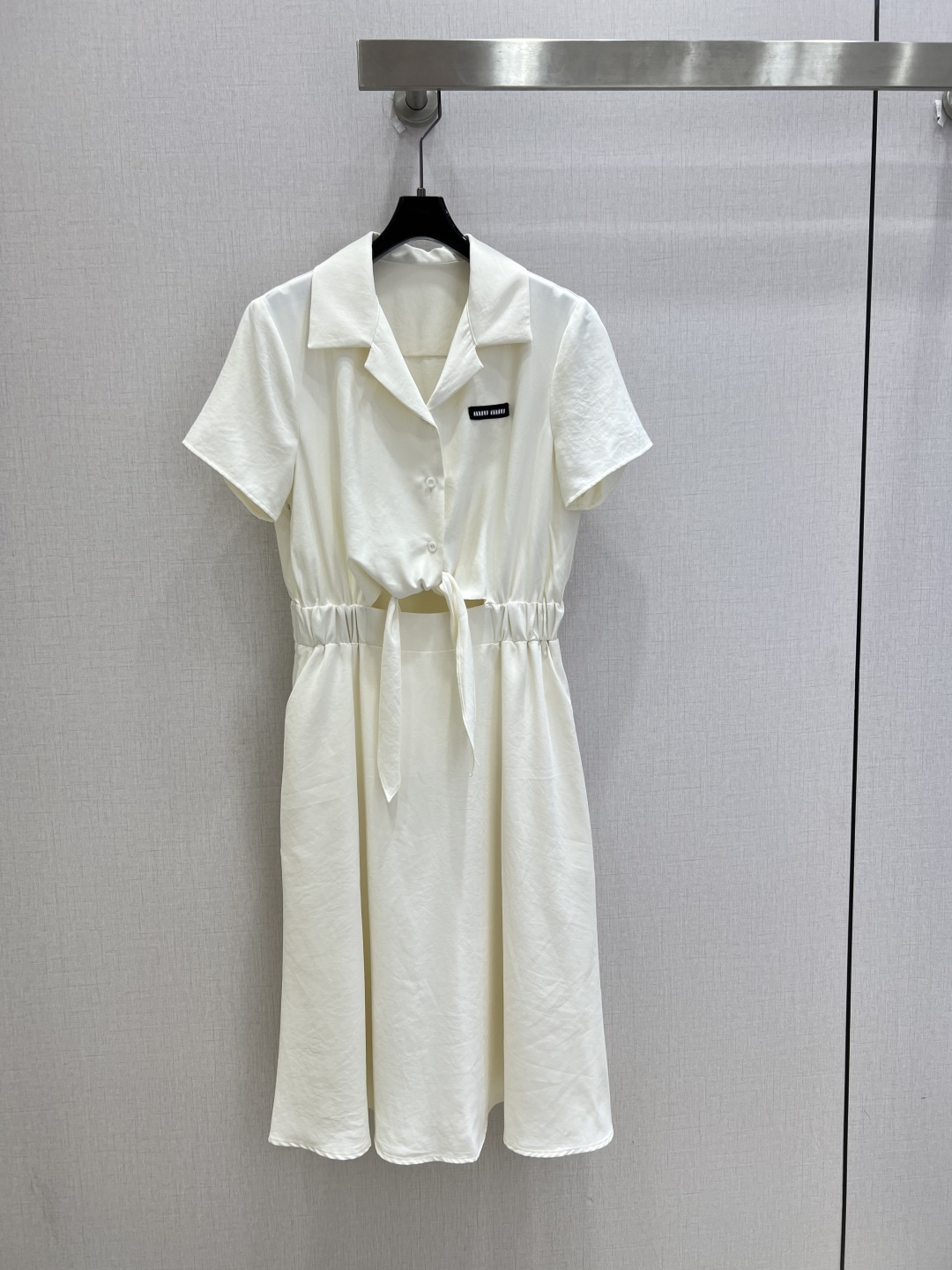 NO:902188,Highly recommended 26 spring and summer new style hollow strap letter dress, classic design, the upper body is exquisite and capable, easy to match!  The customized imported fabrics are crisp and stylish, with a full sense of high-end. Full of texture and fashionable, it is recommended to buy!  The quality of workmanship depends on the details. Two colors. SML code. High quality. Skirts.19860909强烈推荐 26春夏新款 镂空绑带字母连衣裙 经典款设计 上身精致又干练得体,搭配起来随心应手！定制的进口面料挺括有型 满满的高级感.质感十足,时尚潮流 ,推荐入手！ 做工品质看细节 两个色 SML码 高品质,,skirts,,Women's clothing