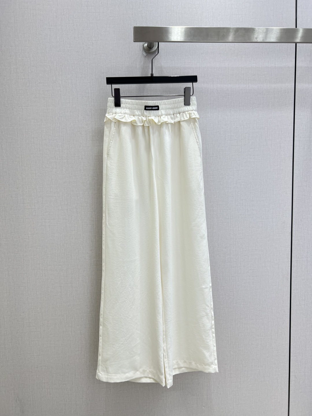 NO:902247,Highly recommend the 26 spring and summer new style trousers with ear-hemmed letters. You are not picky about your body shape. The upper body is particularly good!  The style of the matching is also very versatile. Exquisite advanced customization. The texture of the fabric is awesome. Retro and elegant. The upper body is cool and handsome, age-reducing and fashionable. Two colors. SML code. High quality.19860909强烈推荐 26春夏新款 木耳边字母长裤 不挑剔身形要求 上身特别赞！搭配的风格也很通吃 精致高级定制 富有肌理感的面料质感超赞 复古优雅 上身酷帅减龄时髦精 两个色 SML码 高品质,,,Women's clothing