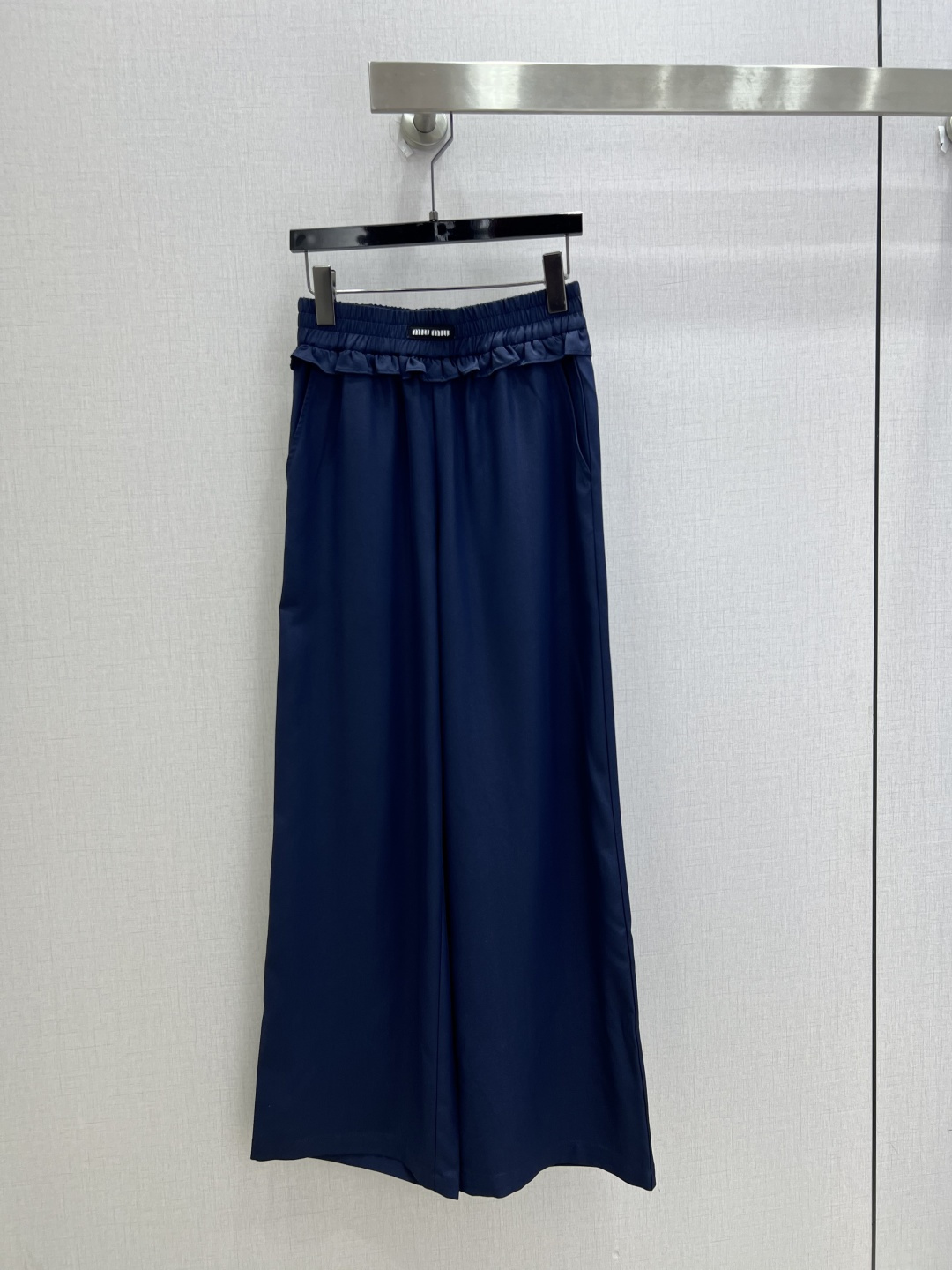 NO:902231,Highly recommend the 26 spring and summer new style trousers with ear-hemmed letters. You are not picky about your body shape. The upper body is particularly good!  The style of the matching is also very versatile. Exquisite advanced customization. The texture of the fabric is awesome. Retro and elegant. The upper body is cool and handsome, age-reducing and fashionable. Two colors. SML code. High quality.19860909强烈推荐 26春夏新款 木耳边字母长裤 不挑剔身形要求 上身特别赞！搭配的风格也很通吃 精致高级定制 富有肌理感的面料质感超赞 复古优雅 上身酷帅减龄时髦精 两个色 SML码 高品质,,,Women's clothing