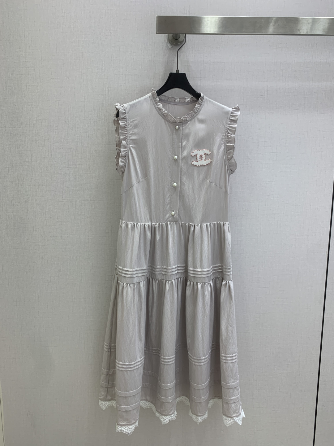 NO:900973,Highly recommended 26 spring and summer new style. Sleeveless dress with earrings. French-style small flying sleeve dress that is gentle to the bone. Wooden stand-up collar + ruffled small flying shoulders. It hides the flesh and looks slimming. It is elegant and well-behaved. Pearl breast buttons + layered cake skirt. It has a gentle atmosphere when walking around. Fragrant lady temperament, easy to wear for daily/dating/commuting. Two colors SML code. High quality,,skirts,19860909强烈推荐 26春夏新款 木耳边无袖连衣裙 温柔到骨子里的法式小飞袖连衣裙 木立领+荷叶边小飞肩 藏肉显瘦一绝,优雅又乖巧 珍珠排扣+层次蛋糕裙摆 走动间全是温柔氛围感 香调名媛气质,日常/约会/通勤都好穿 两个色 SML码 高品质,,skirts,,Women's clothing