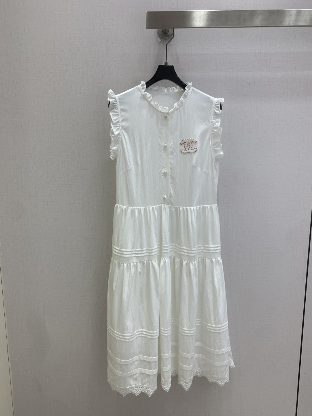 NO:900959,Highly recommended 26 spring and summer new style. Sleeveless dress with earrings. French-style small flying sleeve dress that is gentle to the bone. Wooden stand-up collar + ruffled small flying shoulders. It hides the flesh and looks slimming. It is elegant and well-behaved. Pearl breast buttons + layered cake skirt. It has a gentle atmosphere when walking around. Fragrant lady temperament, easy to wear for daily/dating/commuting. Two colors SML code. High quality,,skirts,19860909强烈推荐 26春夏新款 木耳边无袖连衣裙 温柔到骨子里的法式小飞袖连衣裙 木立领+荷叶边小飞肩 藏肉显瘦一绝,优雅又乖巧 珍珠排扣+层次蛋糕裙摆 走动间全是温柔氛围感 香调名媛气质,日常/约会/通勤都好穿 两个色 SML码 高品质,,skirts,,Women's clothing