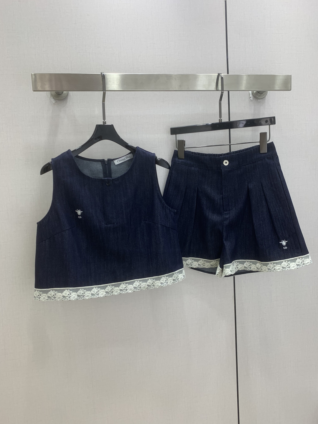 NO:900881,Highly recommended 26 spring and summer new denim suit with lace trim. Super fashionable. The upper body is cool and sassy with a unique color tone. The texture is delicate, the cotton feels natural, the muscles are strong, and super beautiful!  The details and workmanship are super good, new products are in stock, unboxed and available for grabs, one color SML code, high quality,19860909强烈推荐 26春夏新款 拼蕾丝边牛仔套装 超时髦 个性色调上身又酷又飒爽 纹理细腻,棉感自然,有筋骨感,超级漂亮！细节做工超级好,新品现货开箱开抢 一个色 SML码 高品质,,,Women's clothing