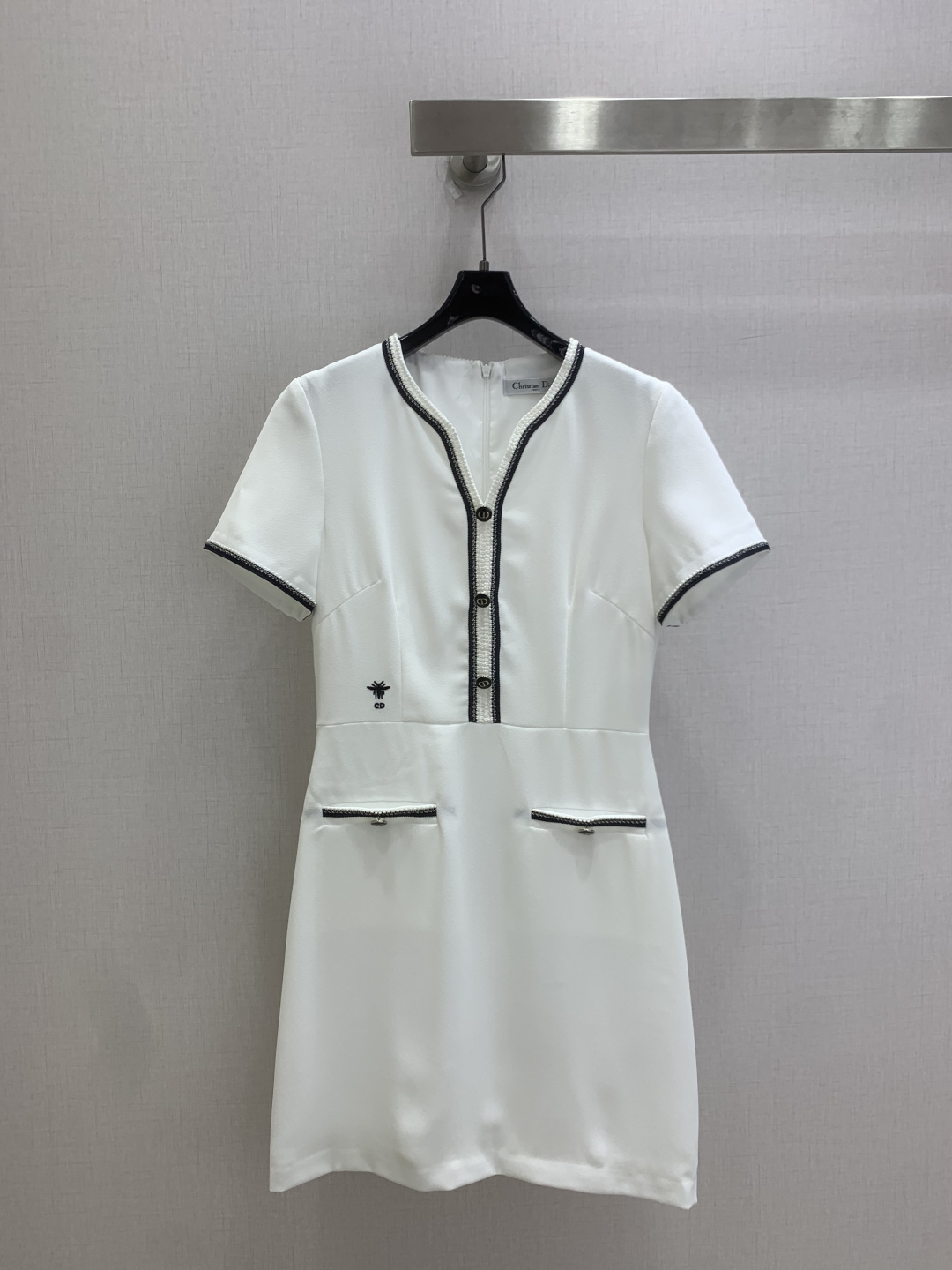 NO:900942,Highly recommended 26 spring and summer new style contrasting braided short-sleeved dress, fashionable, low-key, luxurious and high-end!  The styles are versatile and not picky, the original customized technical fabrics, the quality of workmanship depends on the details. A must-have for Bai Fumei!  One color SML code high quality, skirts, T-shirt,19860909强烈推荐 26春夏新款 撞色编织短袖连衣裙 时髦低调气质又奢华高级！版型百搭不挑人,原版定制科技面料 做工品质看细节.白富美必入！一个色 SML码 高品质,,skirts,T-shirt,,Women's clothing