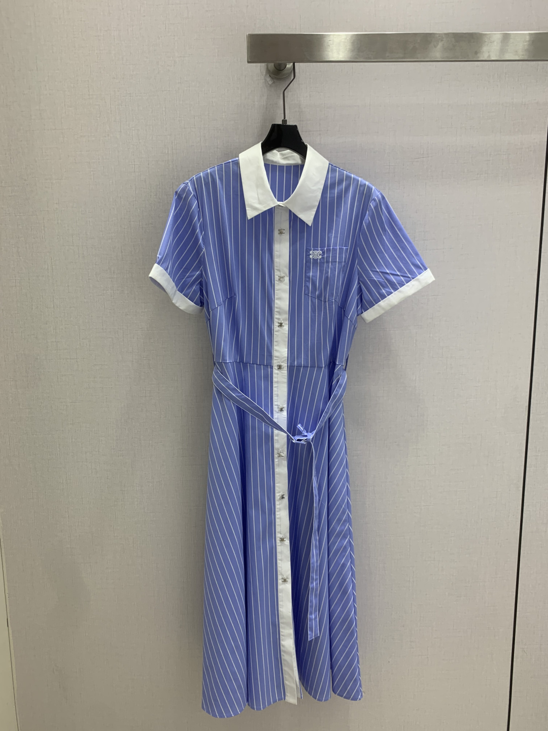 NO:930778,Highly recommended for spring and summer 26. Striped contrasting lapel belt dress. Classic blue and white stripes. Refreshing and not picky. Waist design. The waistline is directly raised. Short-sleeved contrasting cuffs. Gentle and capable. Crisp and breathable fabric. No wrinkles or leaks. The upper body becomes an elegant and intellectual lady in seconds. One color SML code. High quality, skirts, T-shirt,19860909强烈推荐 26春夏新款 条纹撞色翻领腰带连衣裙 经典蓝白条纹 清爽不挑皮 收腰设计 腰线直接拉高 短袖撞色袖口 温柔又干练 挺括透气面料 不皱不透 上身秒变优雅知性大小姐 一个色 SML码 高品质,,skirts,T-shirt,,Women's clothing